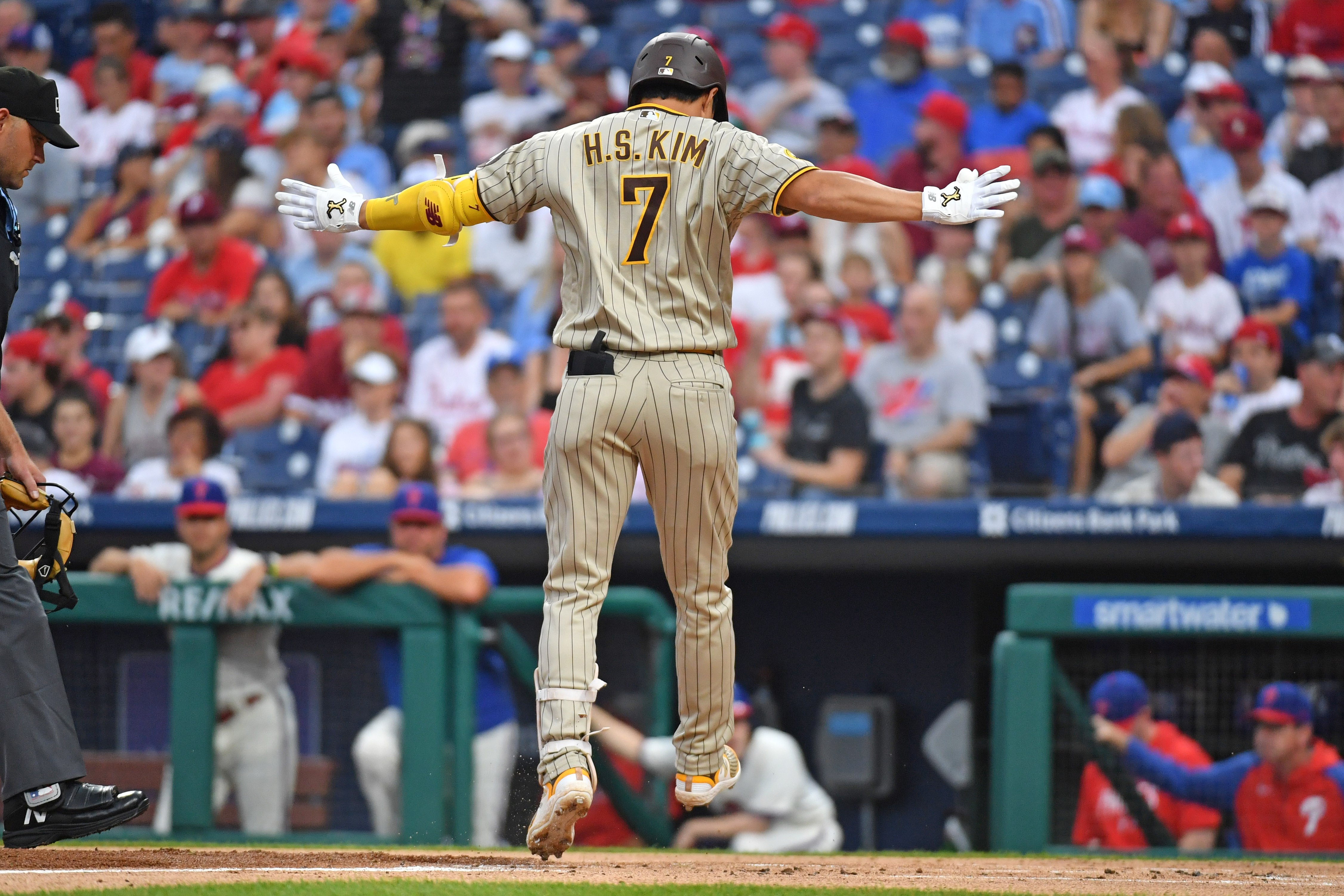 Kyle Schwarber helps Phillies beat Padres for third straight time