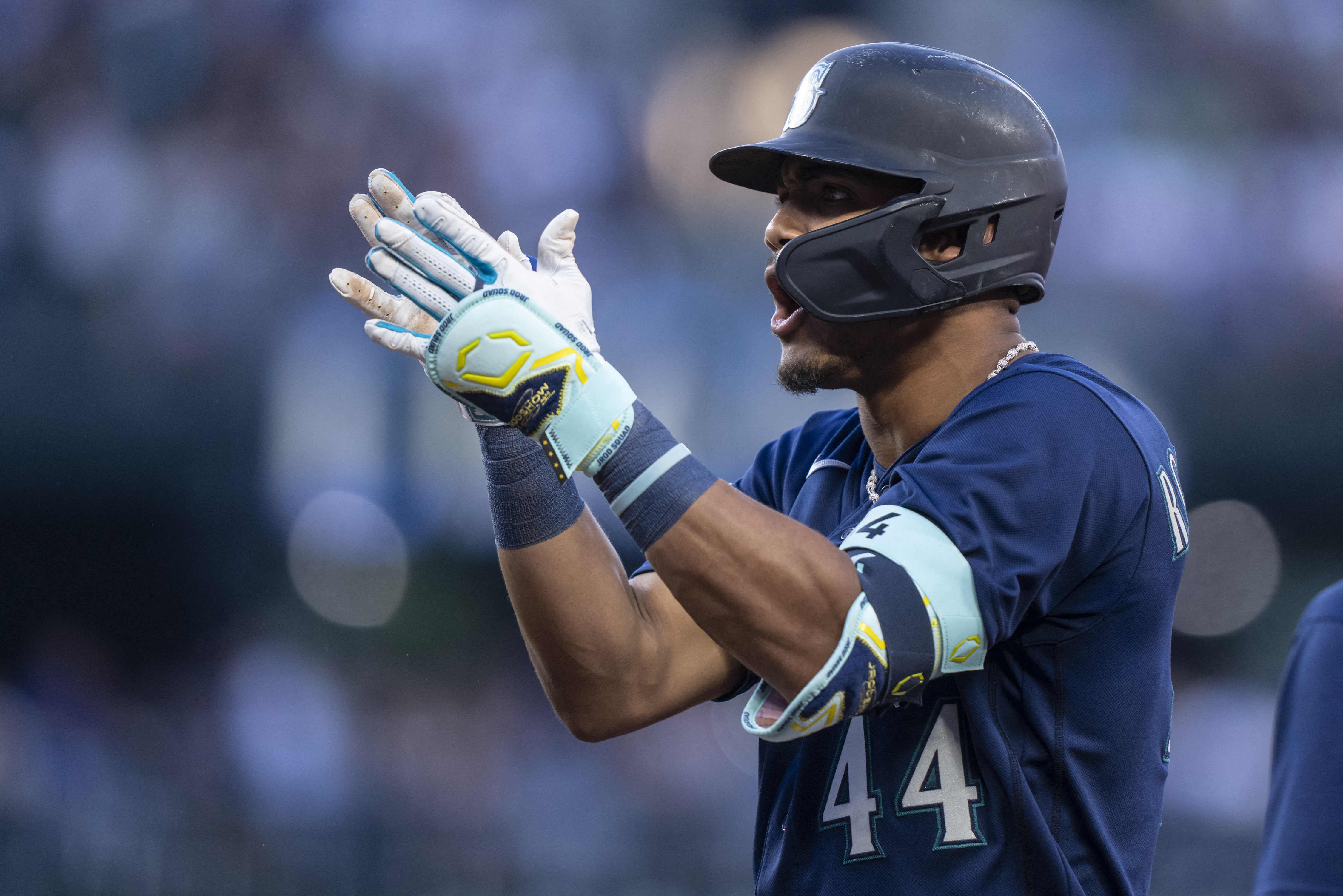 Logan Gilbert shuts down Padres, gets help from Julio Rodríguez catch in  center as Mariners win 2-0 - The San Diego Union-Tribune
