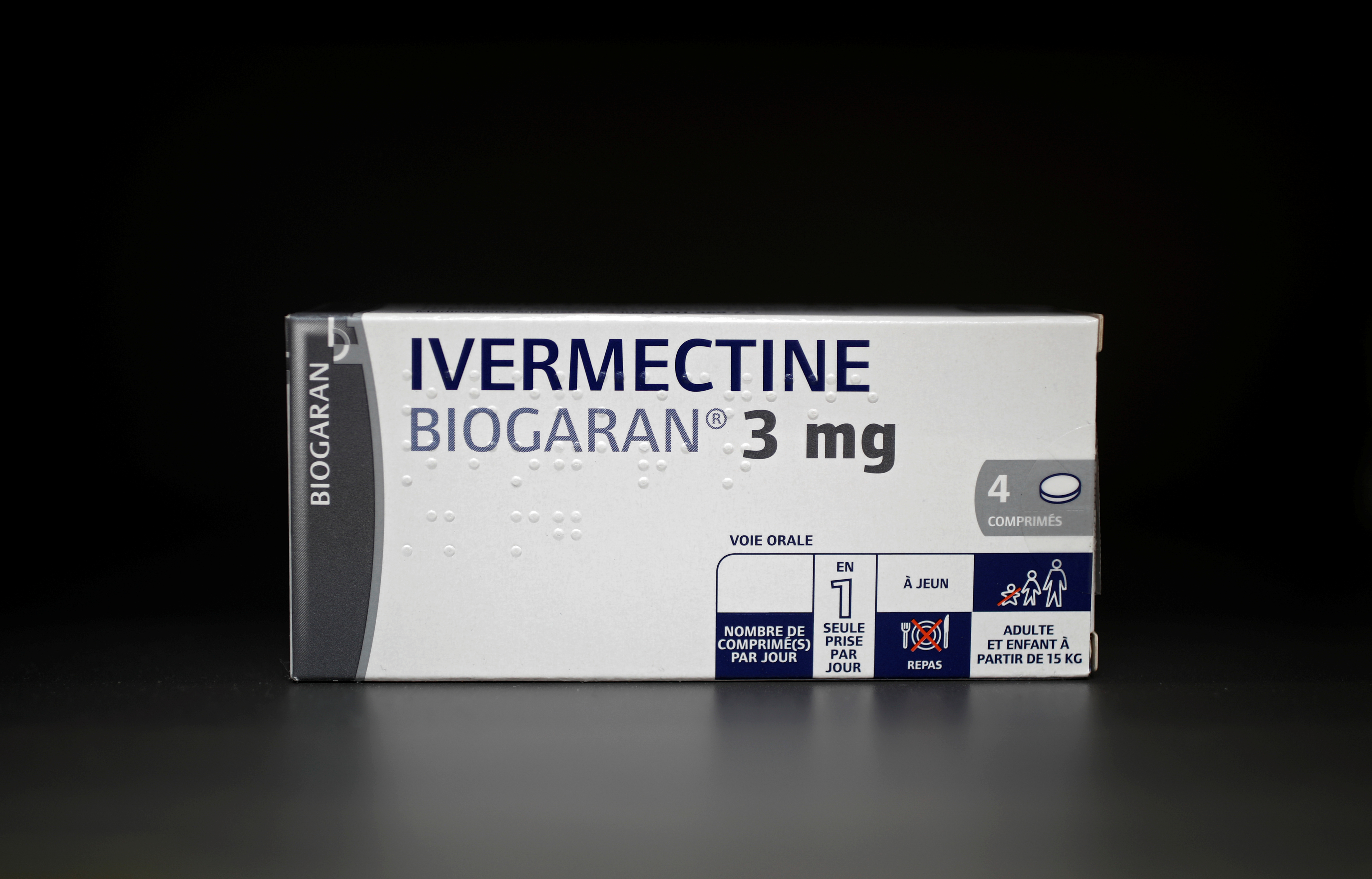 Krabička s lékem Ivermectin, vyrobený společností Biogaran, je vyobrazena na pultu lékárny, protože pokračuje šíření koronavirové choroby (COVID-19) v Paříži ve Francii 28. dubna 2020. REUTERS / Benoit Tessier