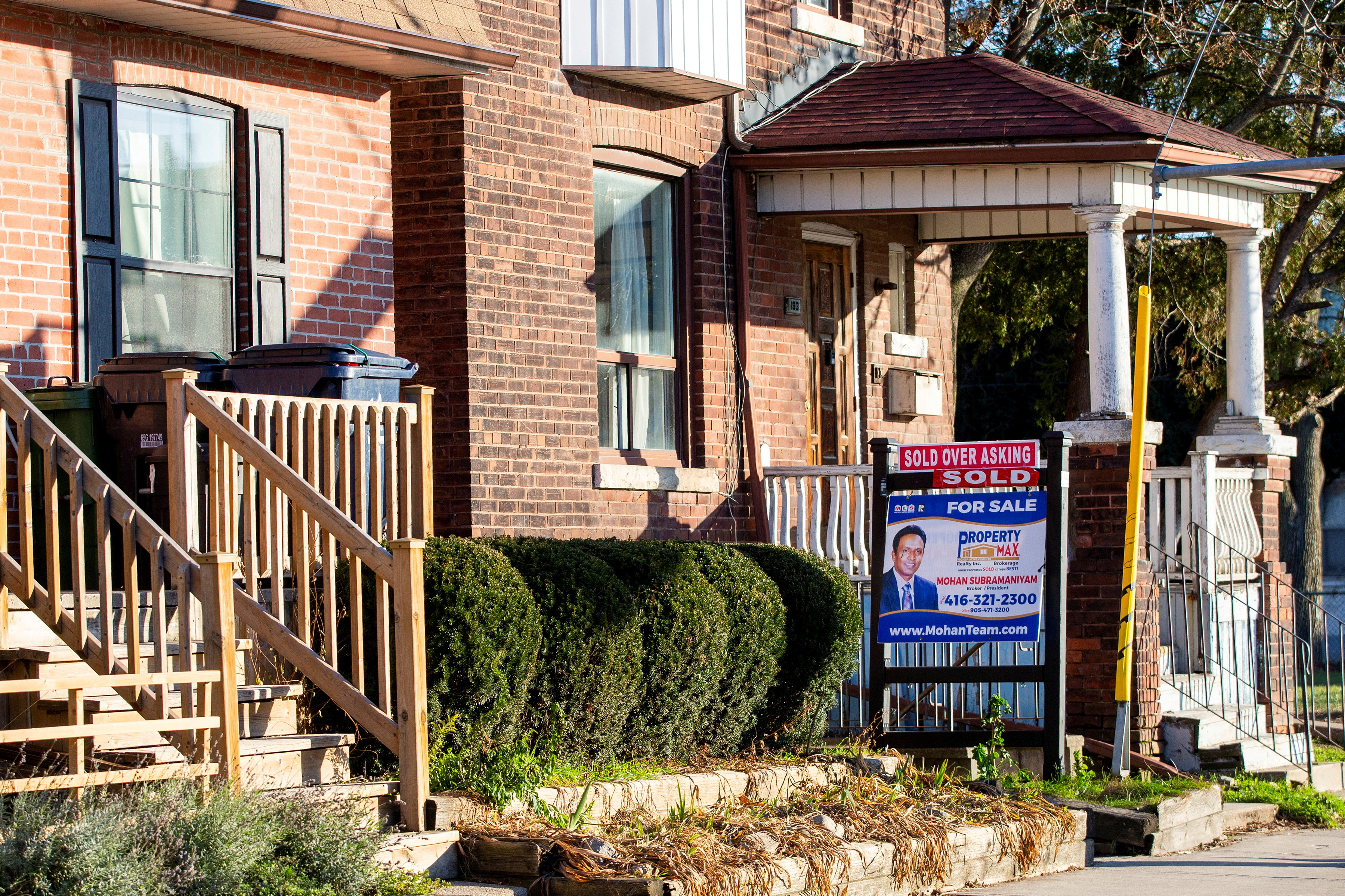 Real estate signs in Toronto
