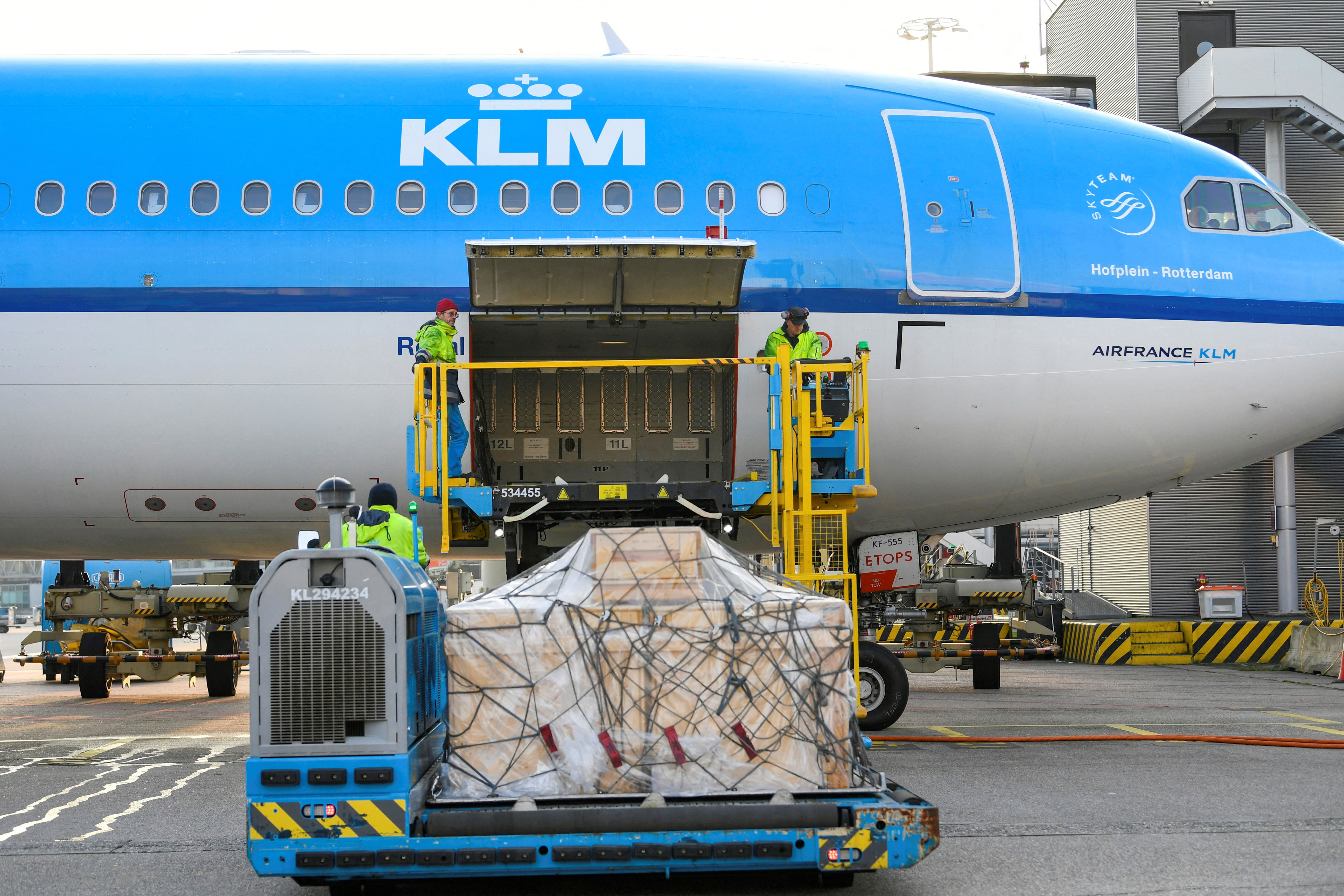 Cooled packages are being transported by airplane at the Schiphol Airport as Air France-KLM's cargo operations are preparing a massive logistical operation carrying new vaccines and vaccine candidates for COVID-19 through Amsterdam's Schiphol Airport, Netherlands November 25, 2020.  REUTERS/Piroschka van de Wouw/File Photo