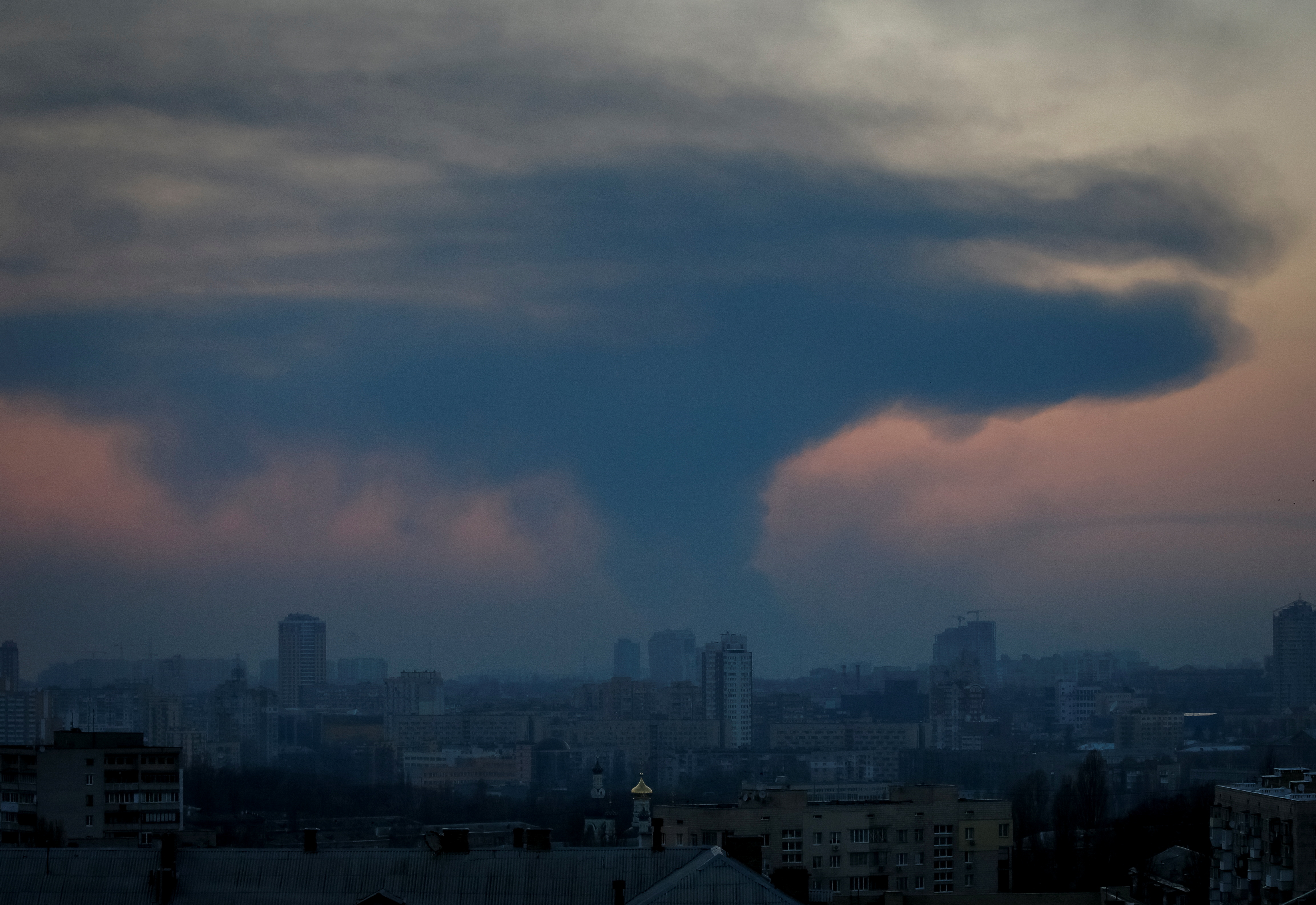 Il fumo sale dopo i bombardamenti vicino a Kiev