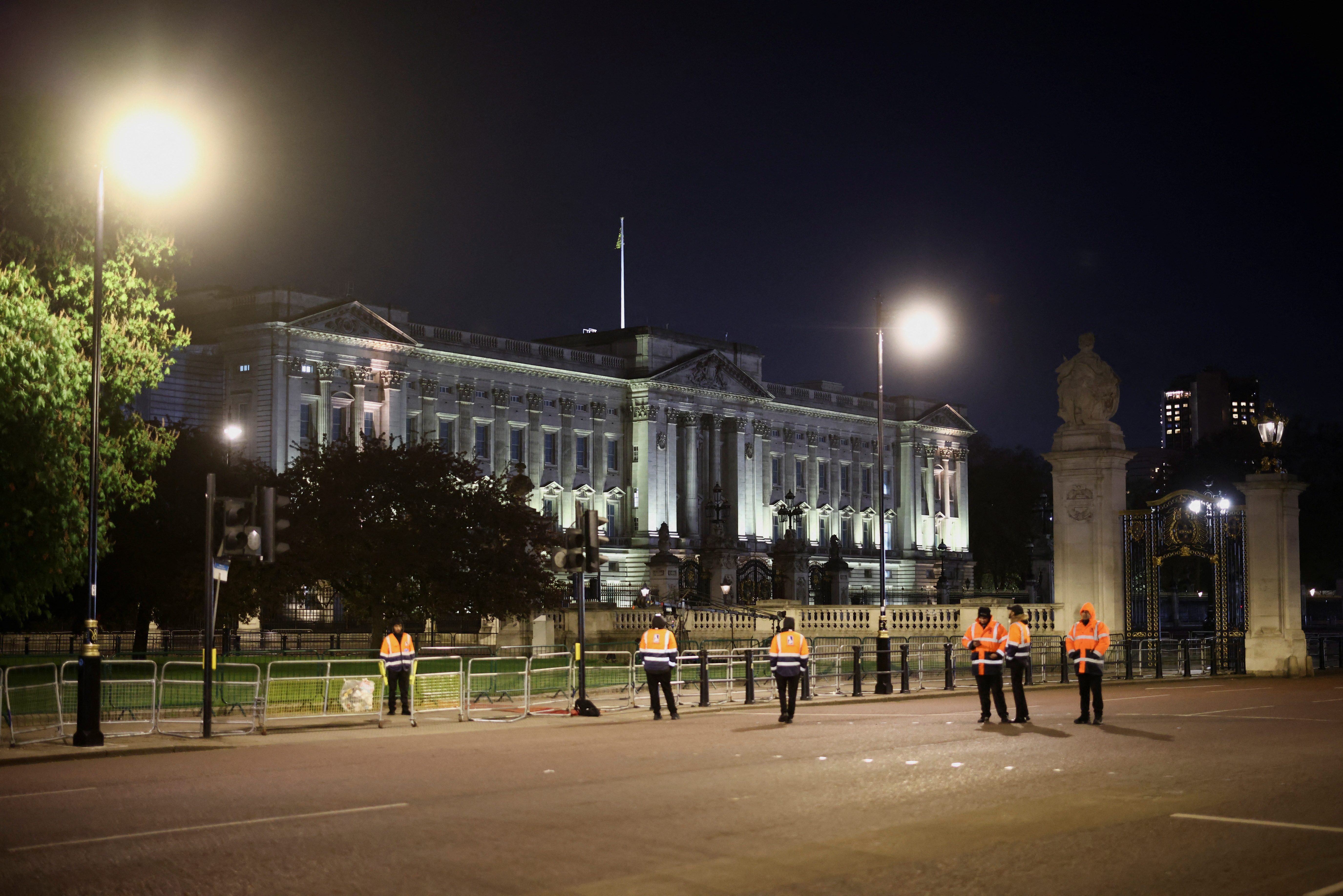 Polis, Buckingham Sarayı’nın dışında bir kişinin tutuklandığını söyledi