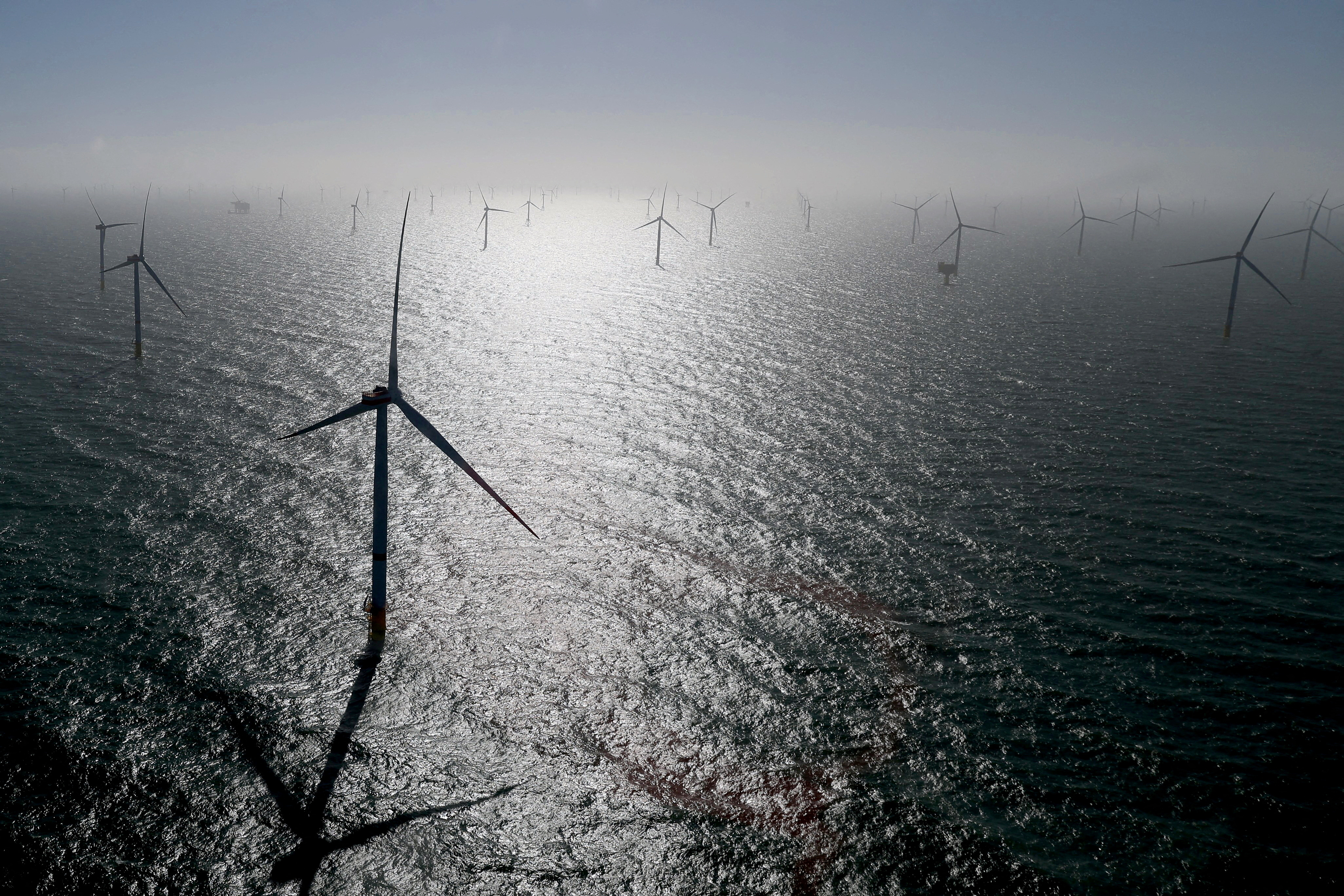 Windkraftanlagen, darunter einige aus RWEs neuem Offshore-Windpark Kaskasi, sind während der Eröffnung des RWE-Offshore-Windparks Kaskasi abgebildet