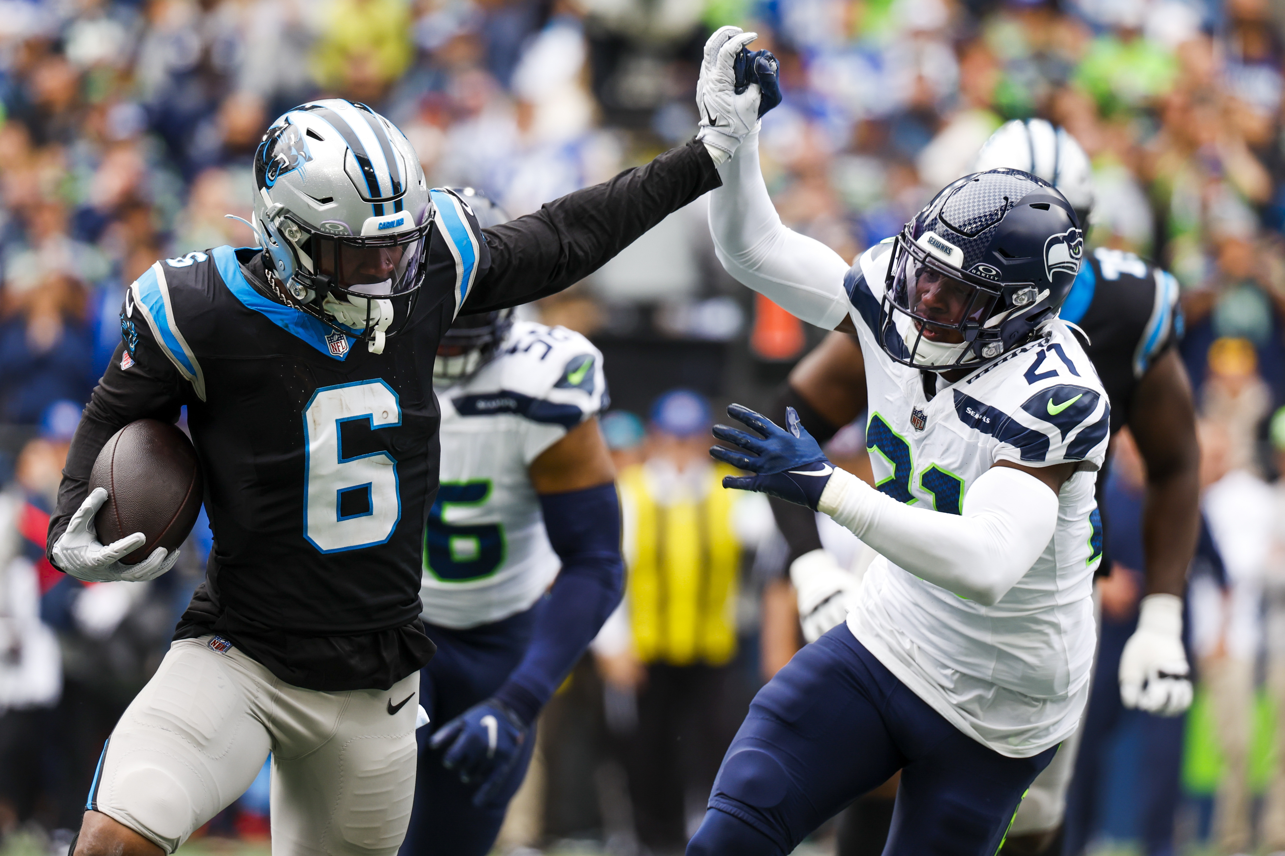 Kenneth Walker's 2 touchdowns help Seahawks to victory over Panthers