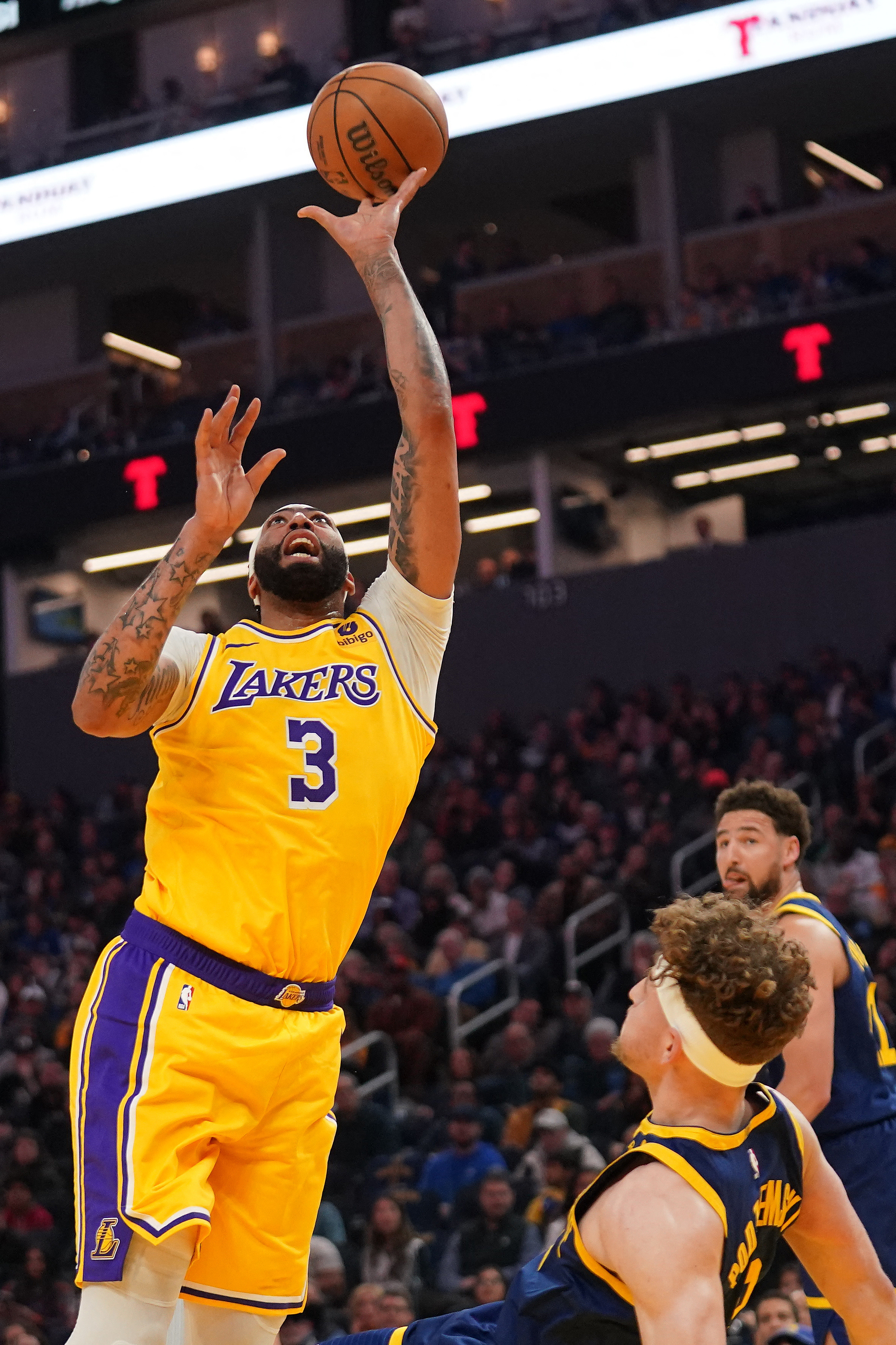 NBA: Stephen Curry, Warriors outdistance short-handed Lakers