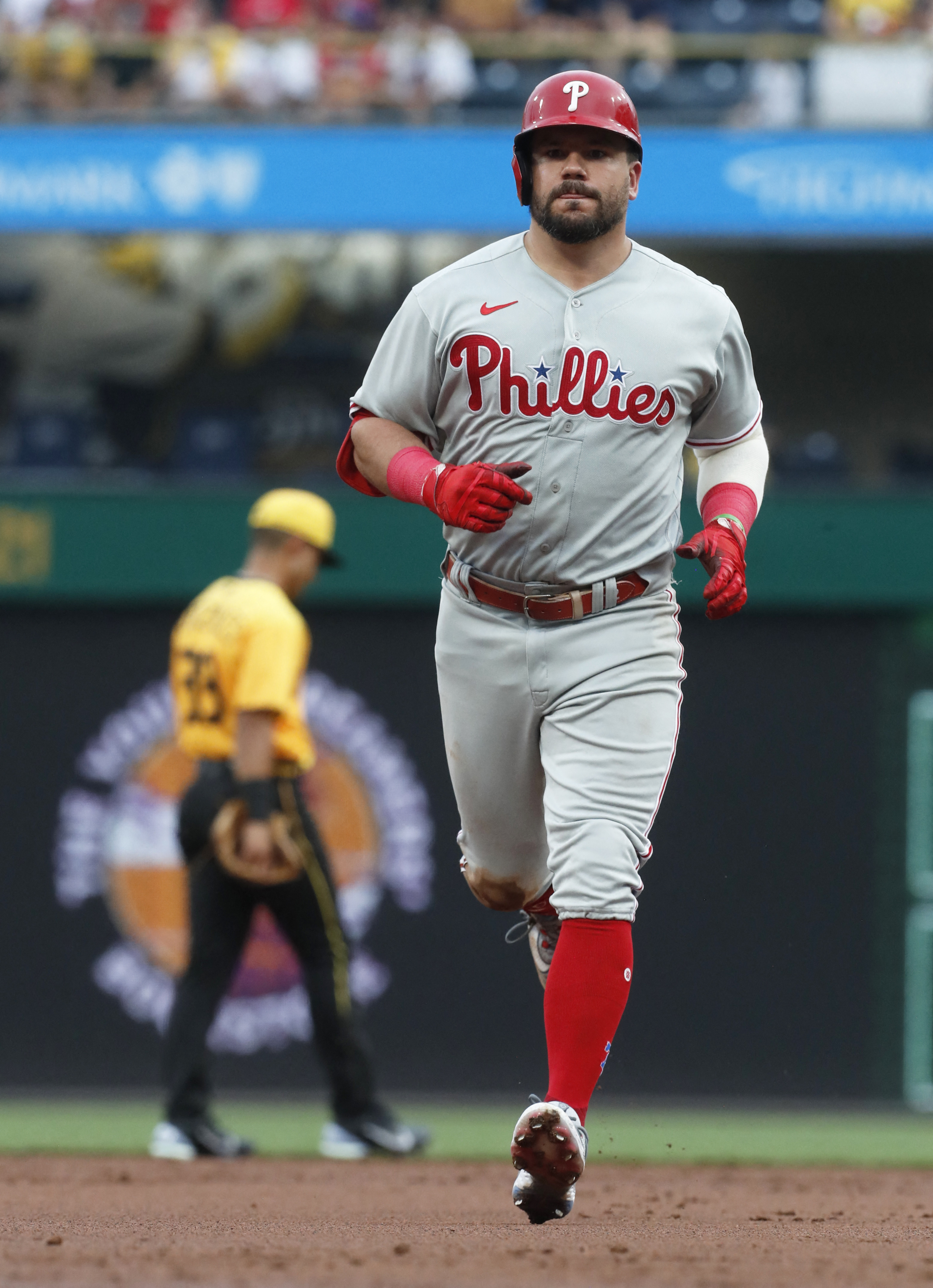 Kyle Schwarber blasted a 2-run HR as Phillies edged-Pirates