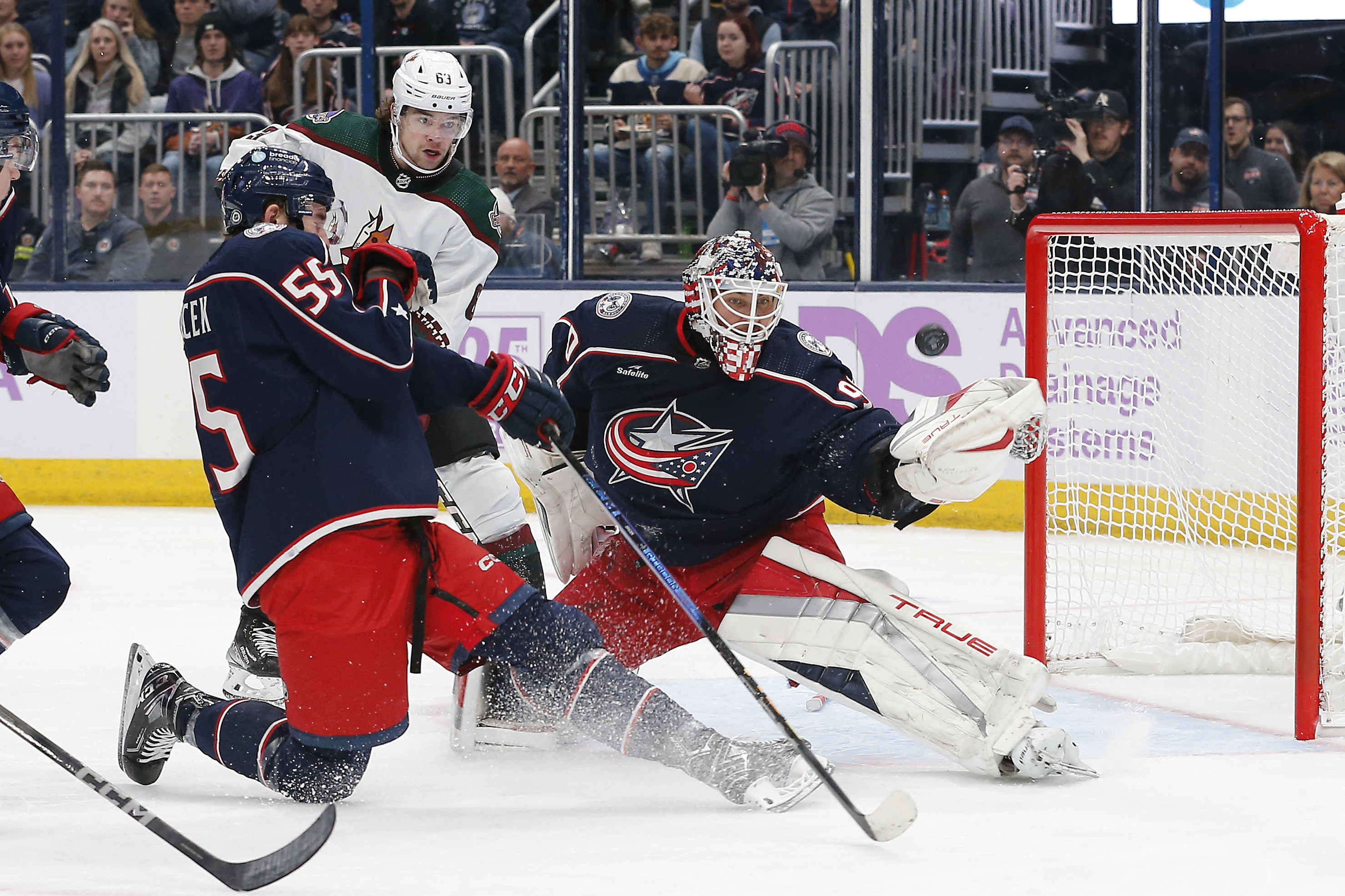 Coyotes score twice in 3rd to extend Blue Jackets’ skid | Reuters