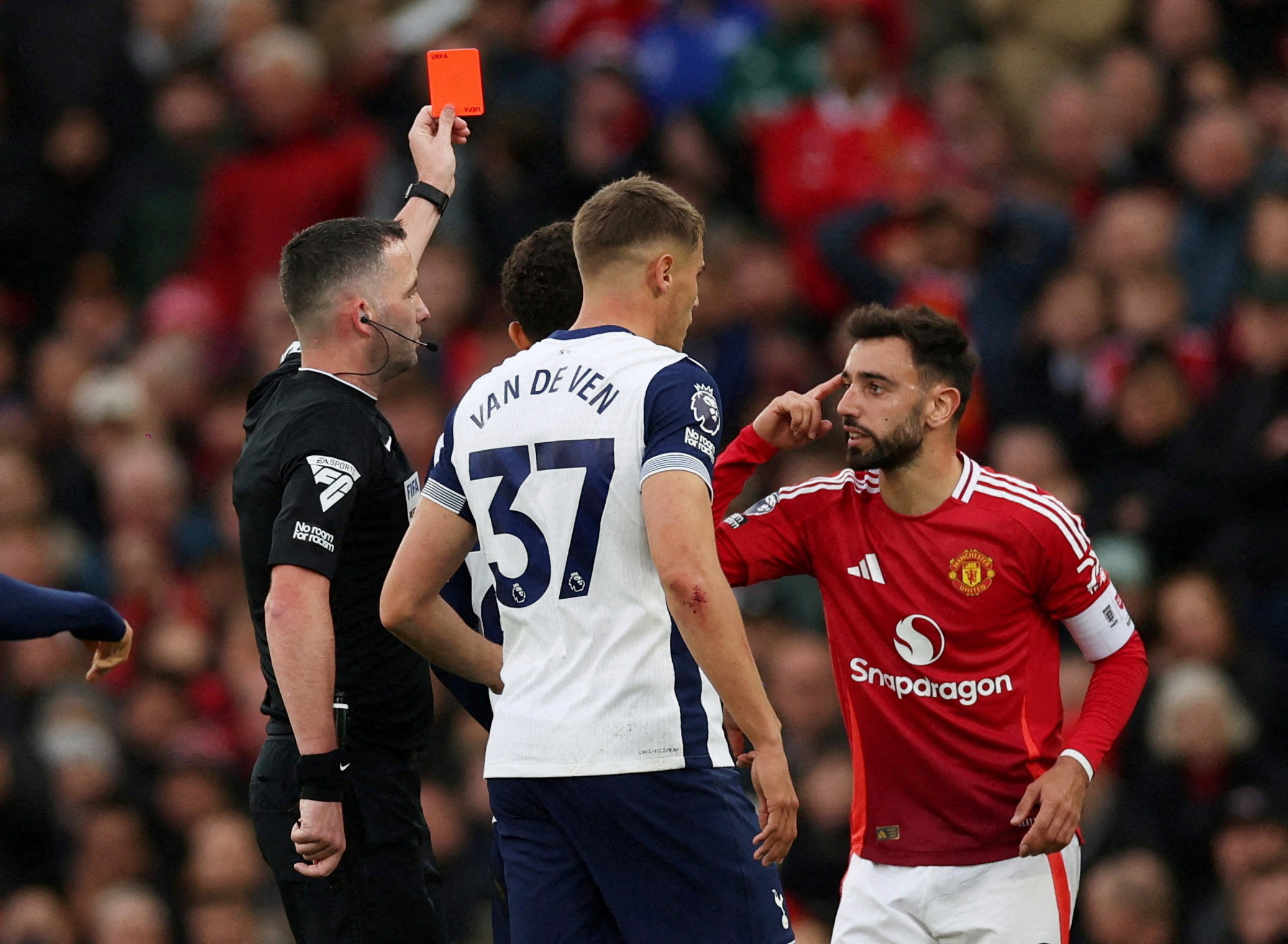Man United captain Fernandes has red card rescinded | Reuters