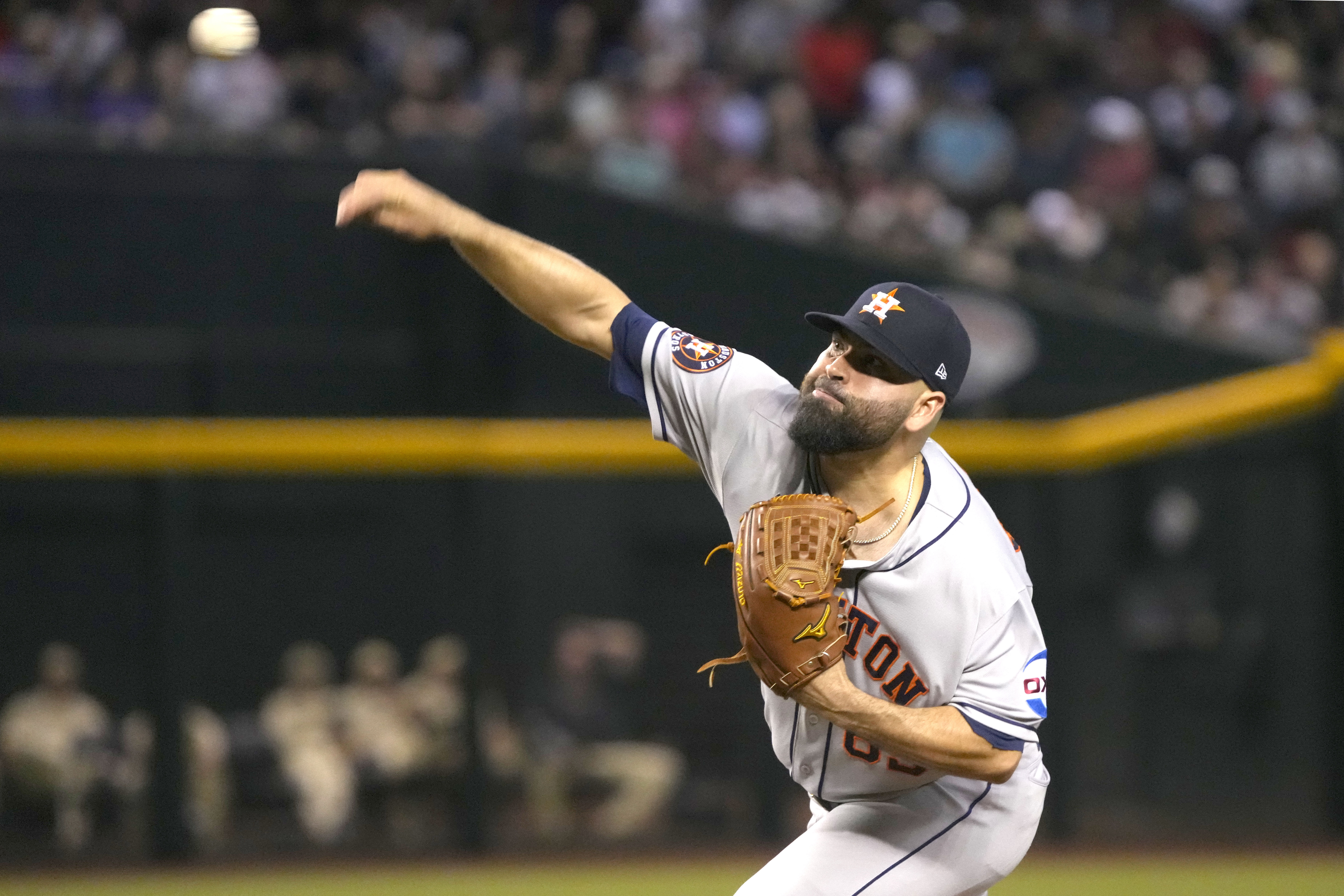 Astros keep pace with tight win over D-backs