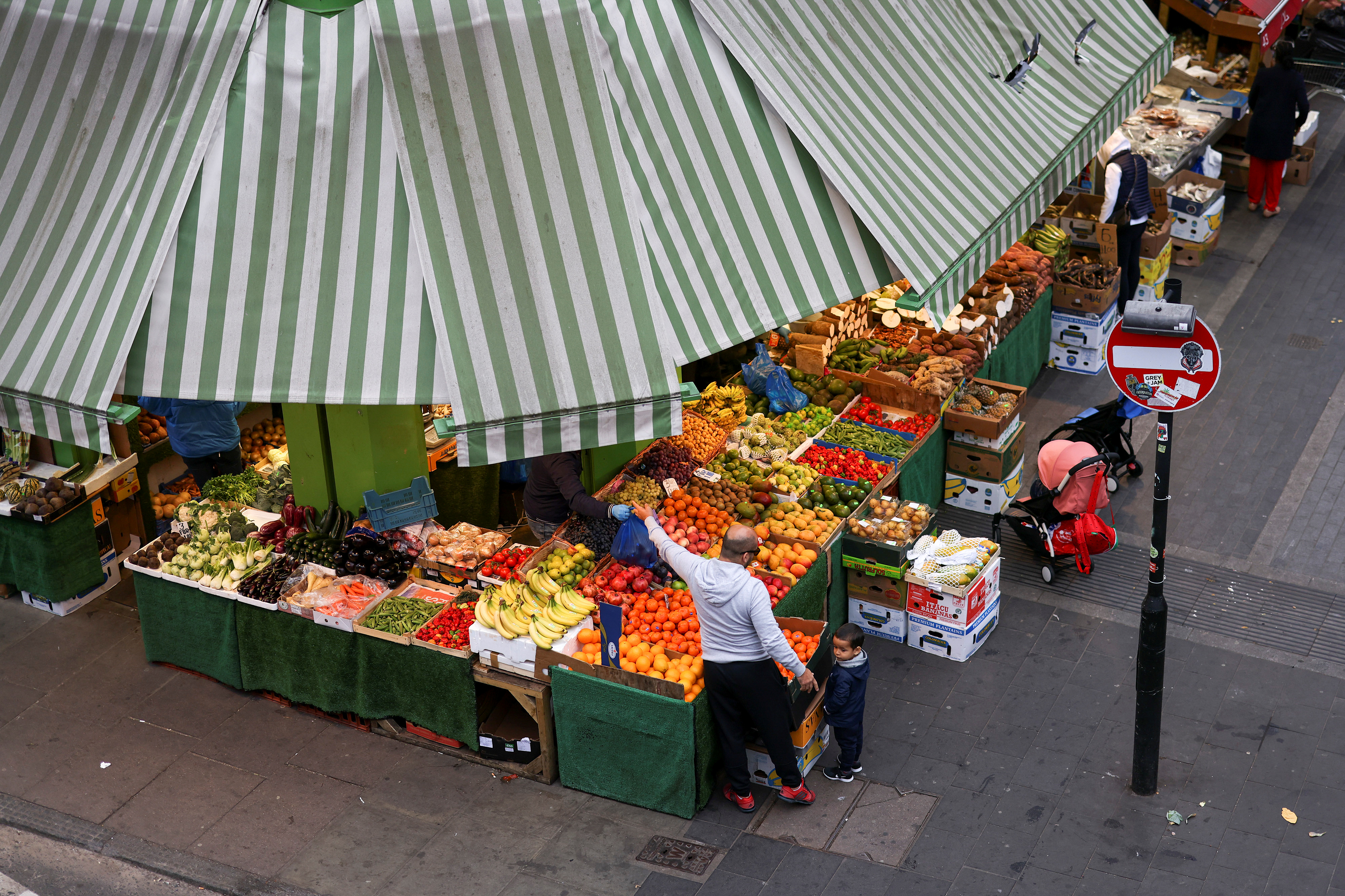 Les magasins d'un homme pour les fruits et légumes à Brixton, Londres