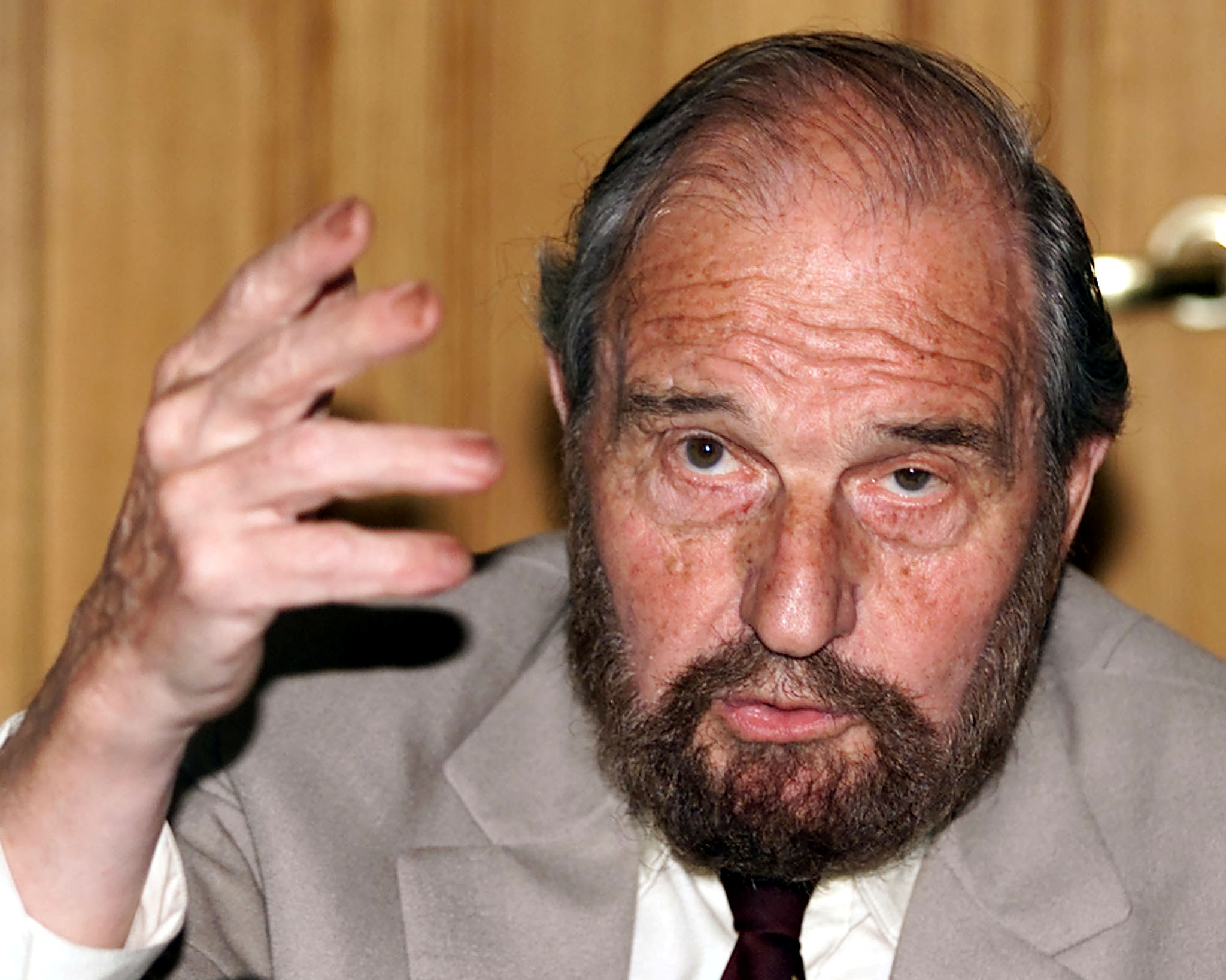 Soviet secret agent George Blake gestures as he speaks at a presentation of a book of letters written by other spies from a British prison, in Moscow June 28, 2001. Blake -- a notorious traitor in Britain and legendary hero in Russia -- escaped from a British jail in 1966 while serving a 42 year sentence for passing secrets to Moscow./File Photo