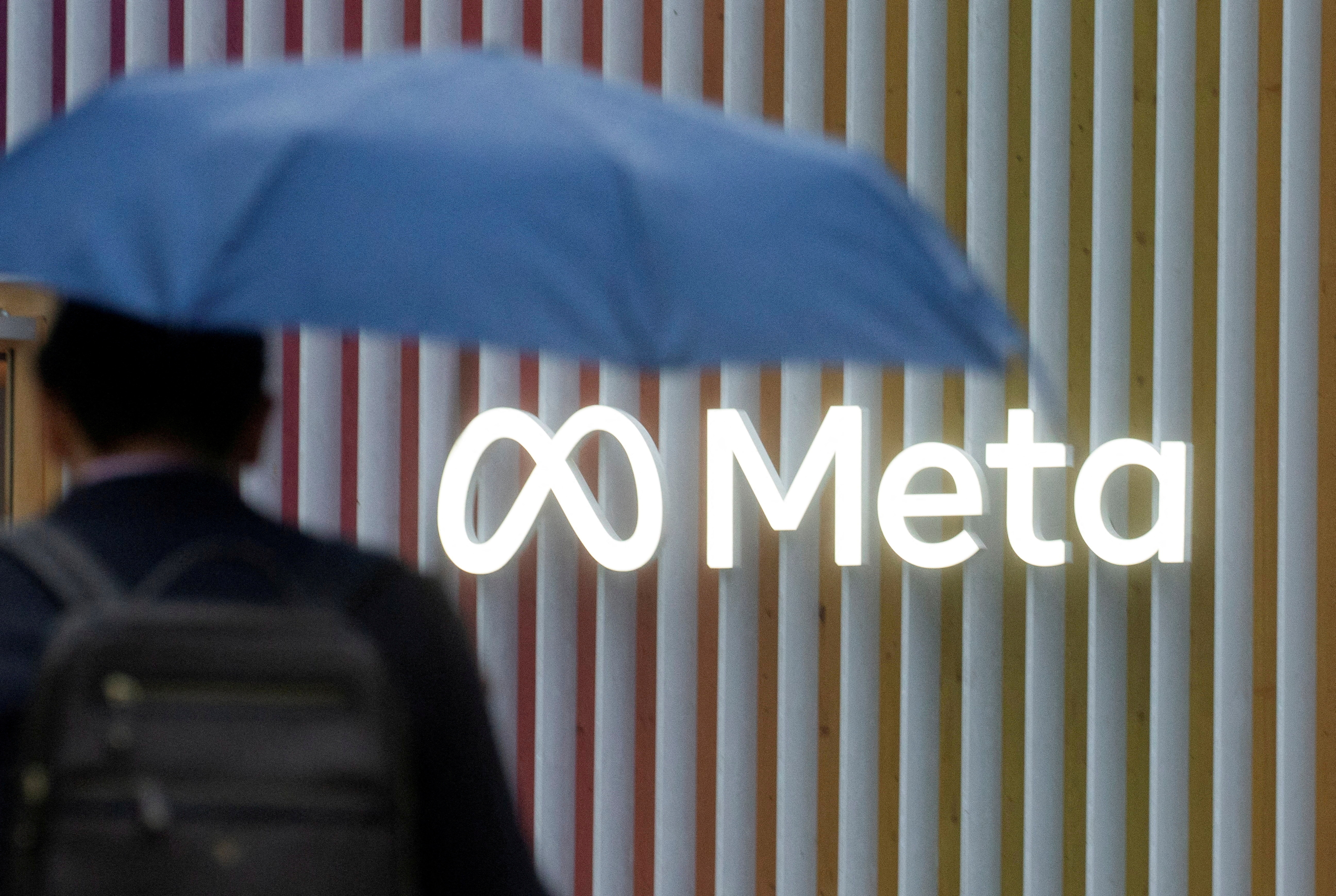 El logo de Meta Platforms es visible en Davos