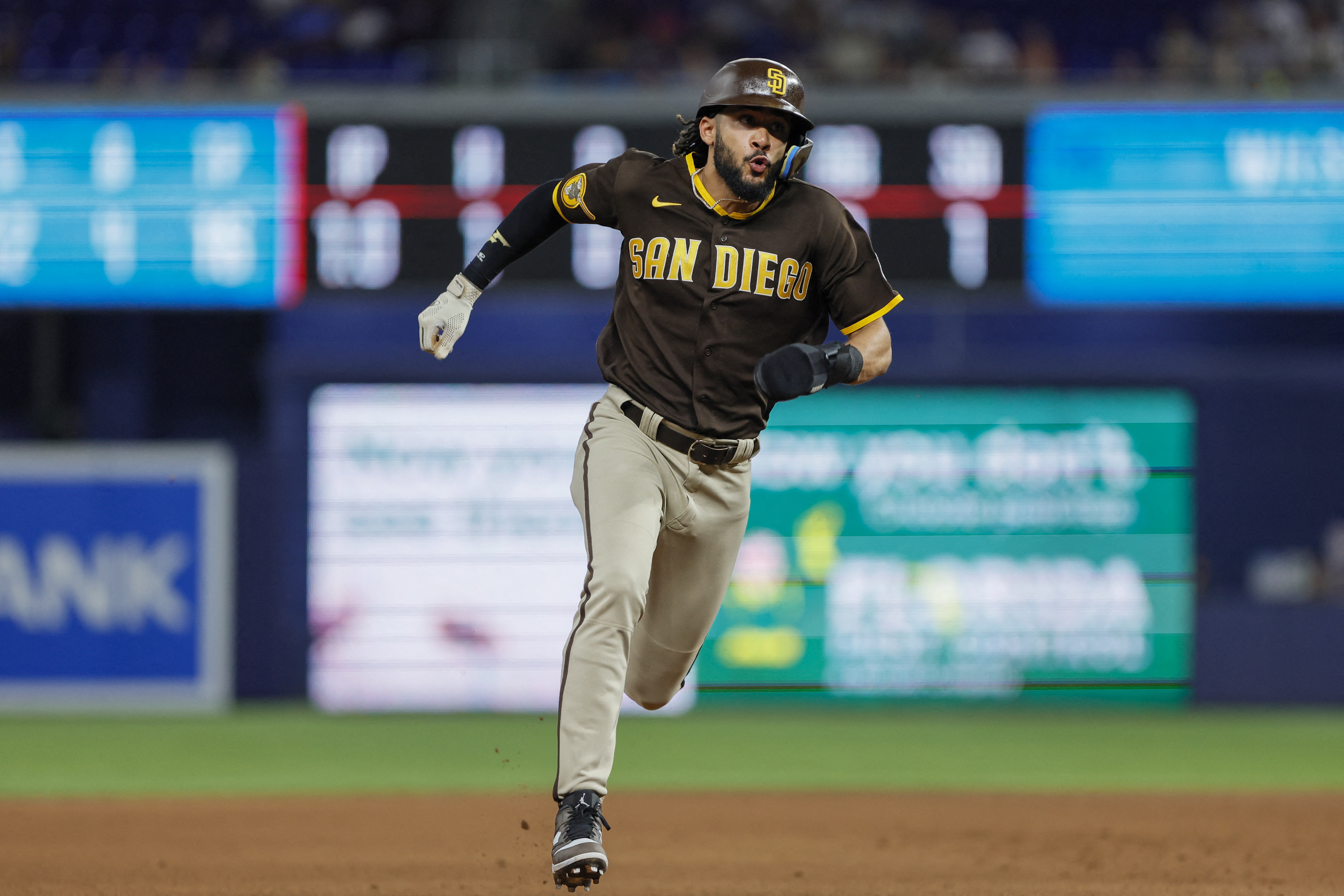 Padres rally past Marlins with five in ninth