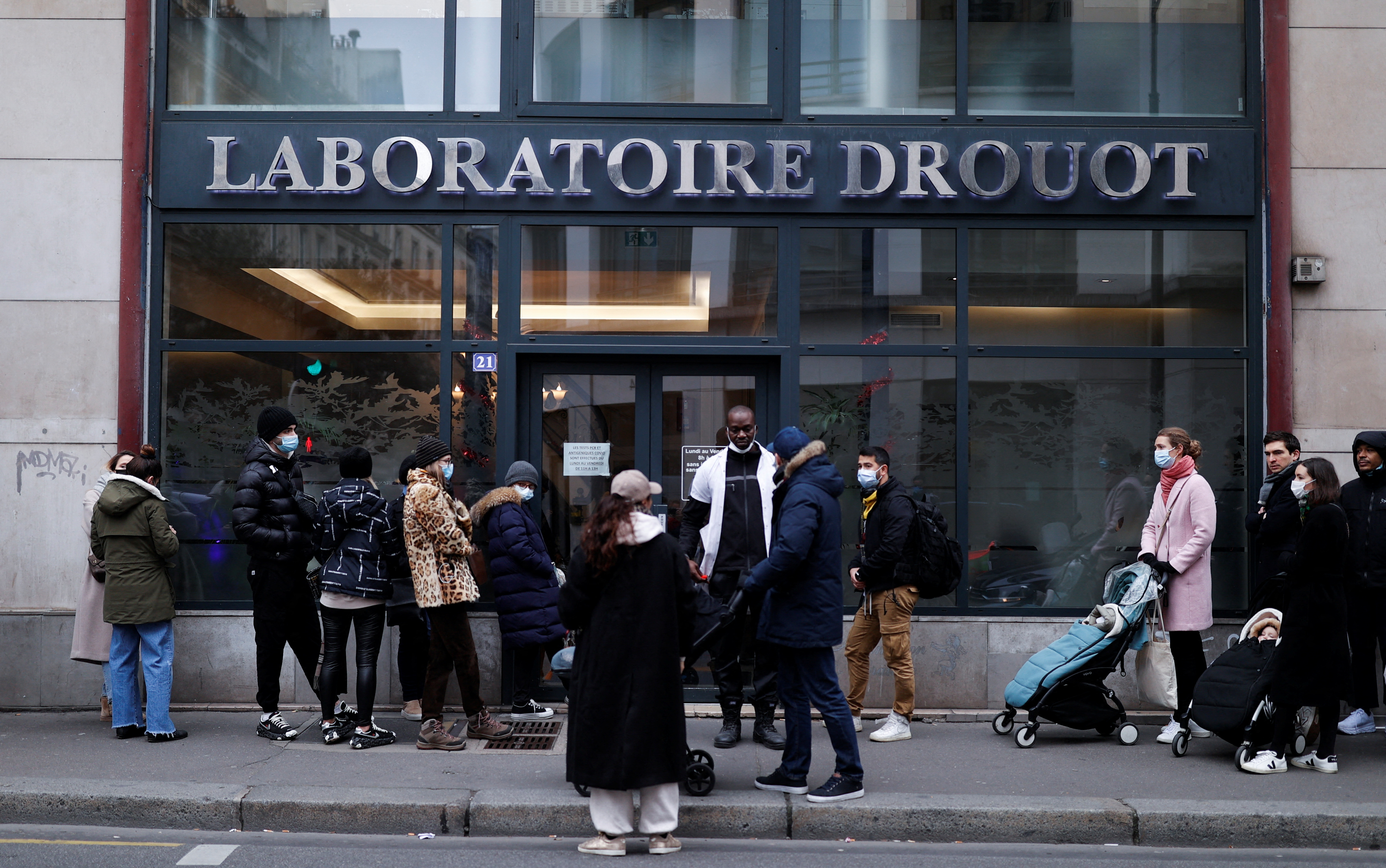 People queue for tests ahead of Christmas, amid the spread of the coronavirus disease (COVID-19) pandemic, in Paris, France, December 23, 2021. REUTERS/Christian Hartmann