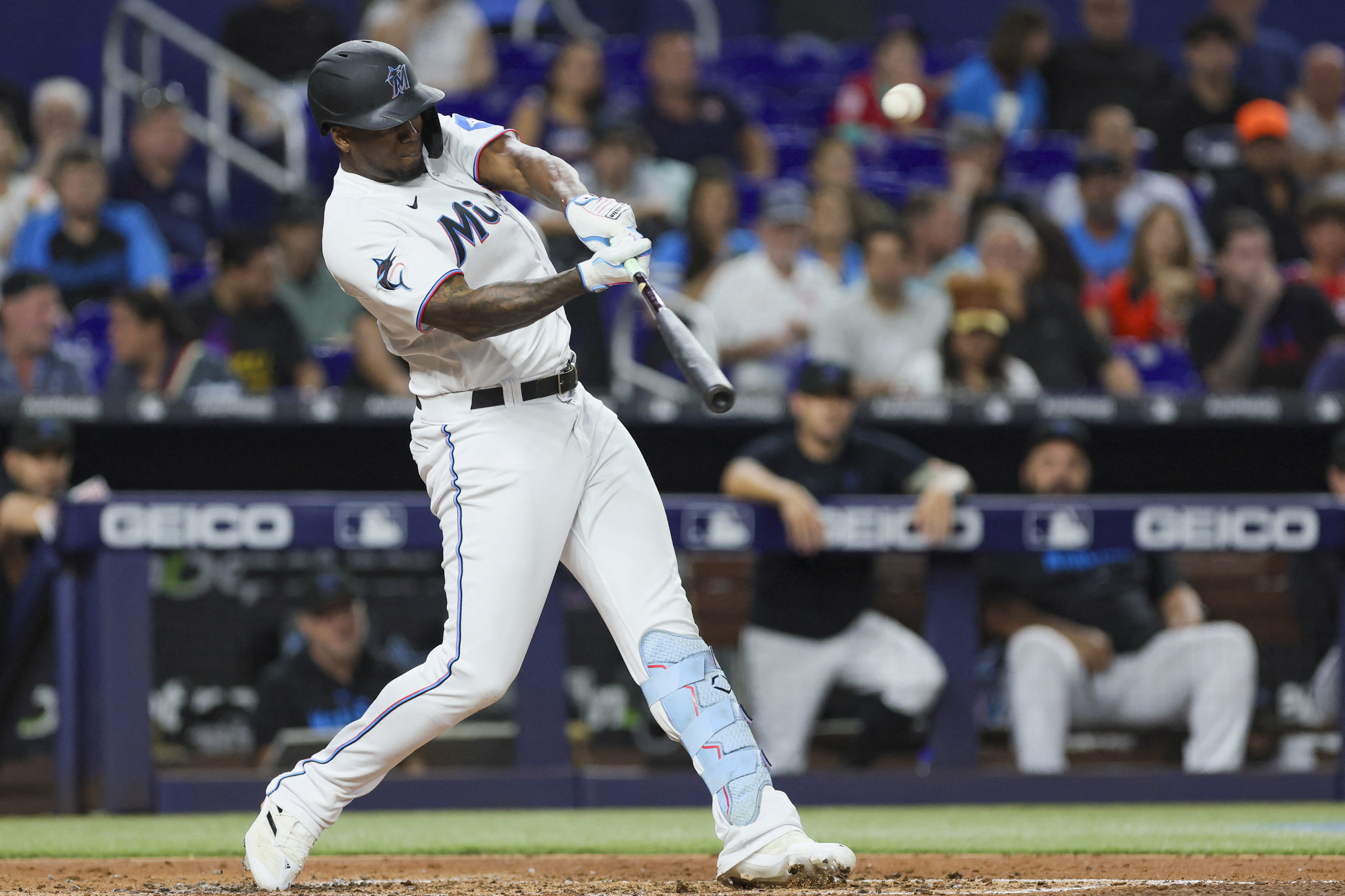 Jose Altuve exits game against Marlins after fouling pitch off his shin in  1st inning - The San Diego Union-Tribune