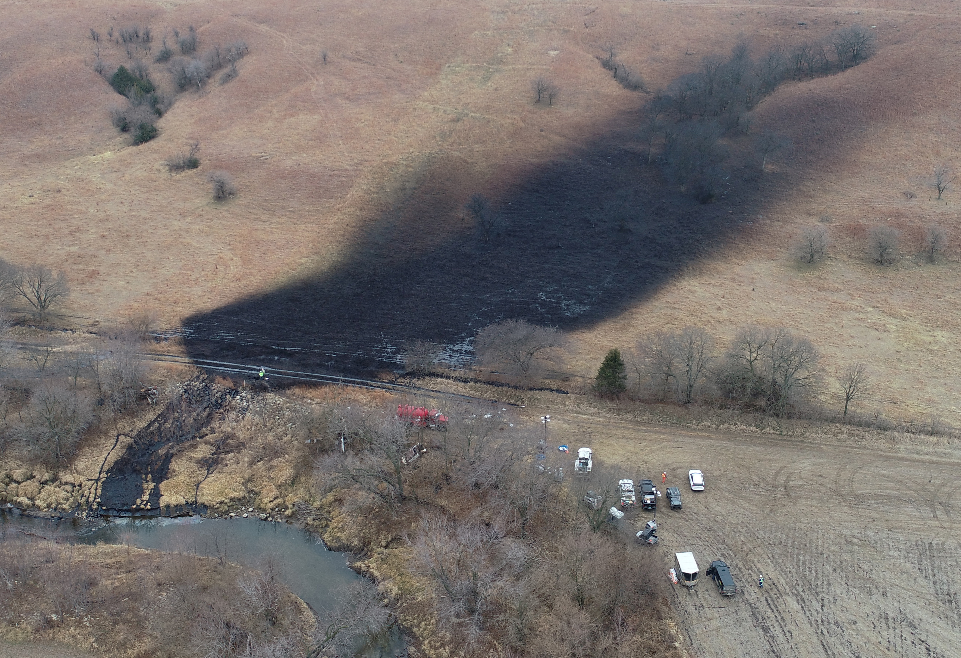 Kansas residents hold their noses as crews mop up massive U.S. oil spill |  Reuters