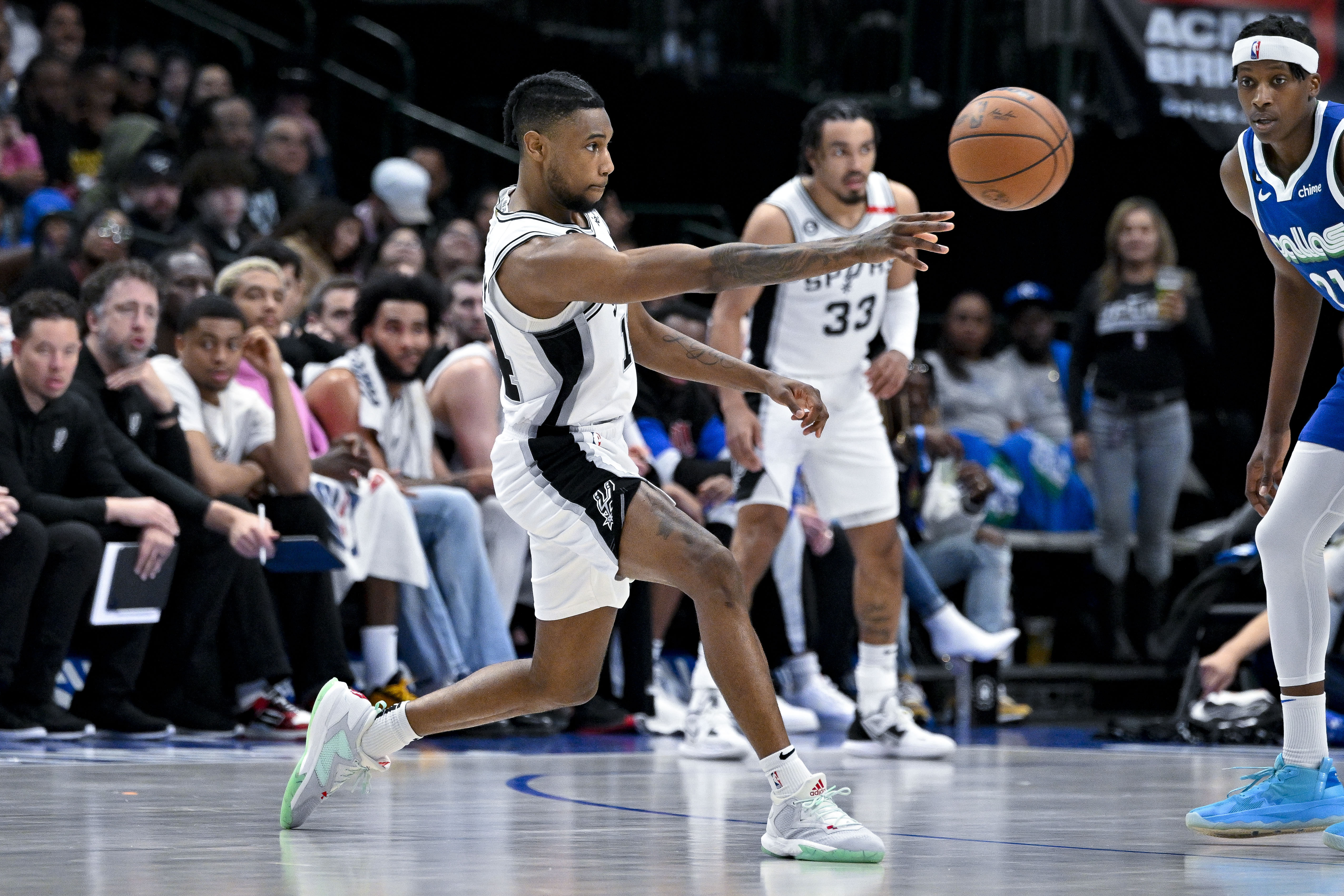 Dominick Barlow paces Spurs in rout of Mavericks