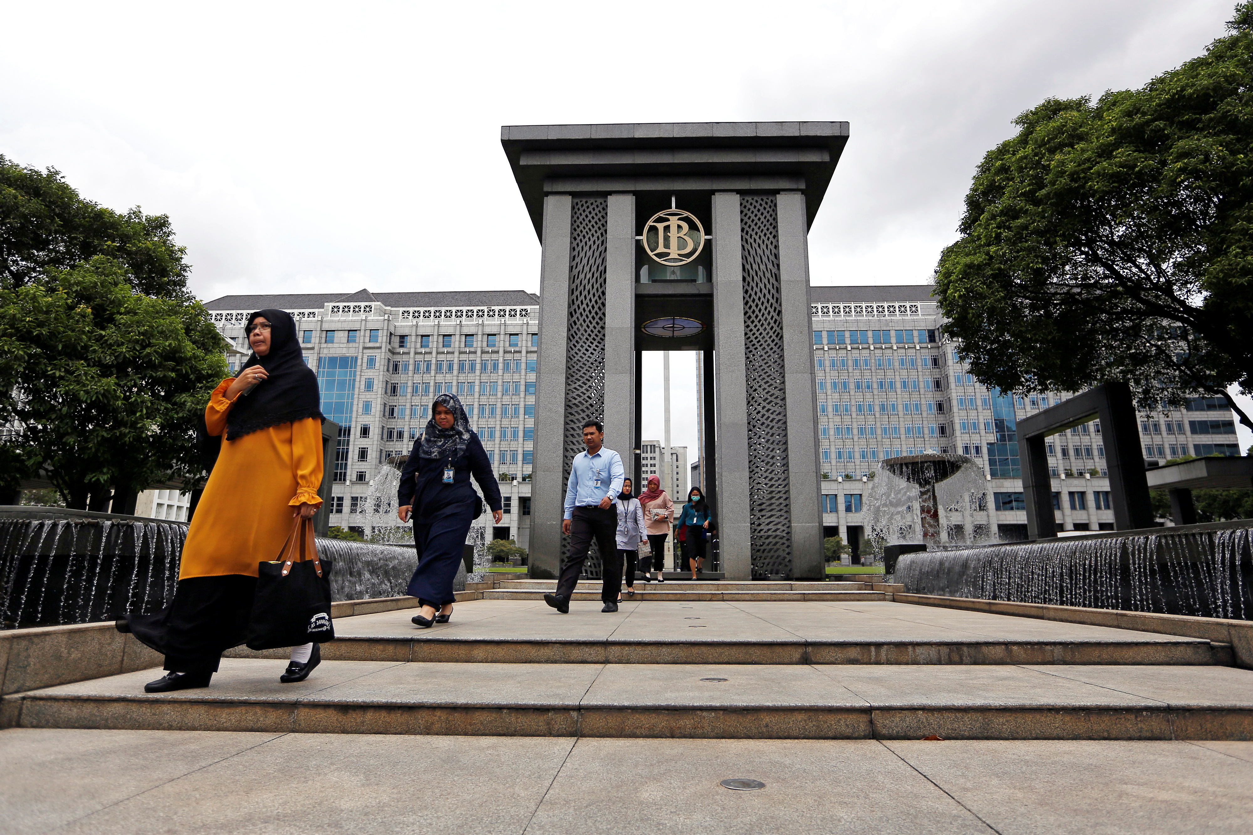 Pengunjung berjalan kaki meninggalkan Kantor Pusat Bank Indonesia di Jakarta