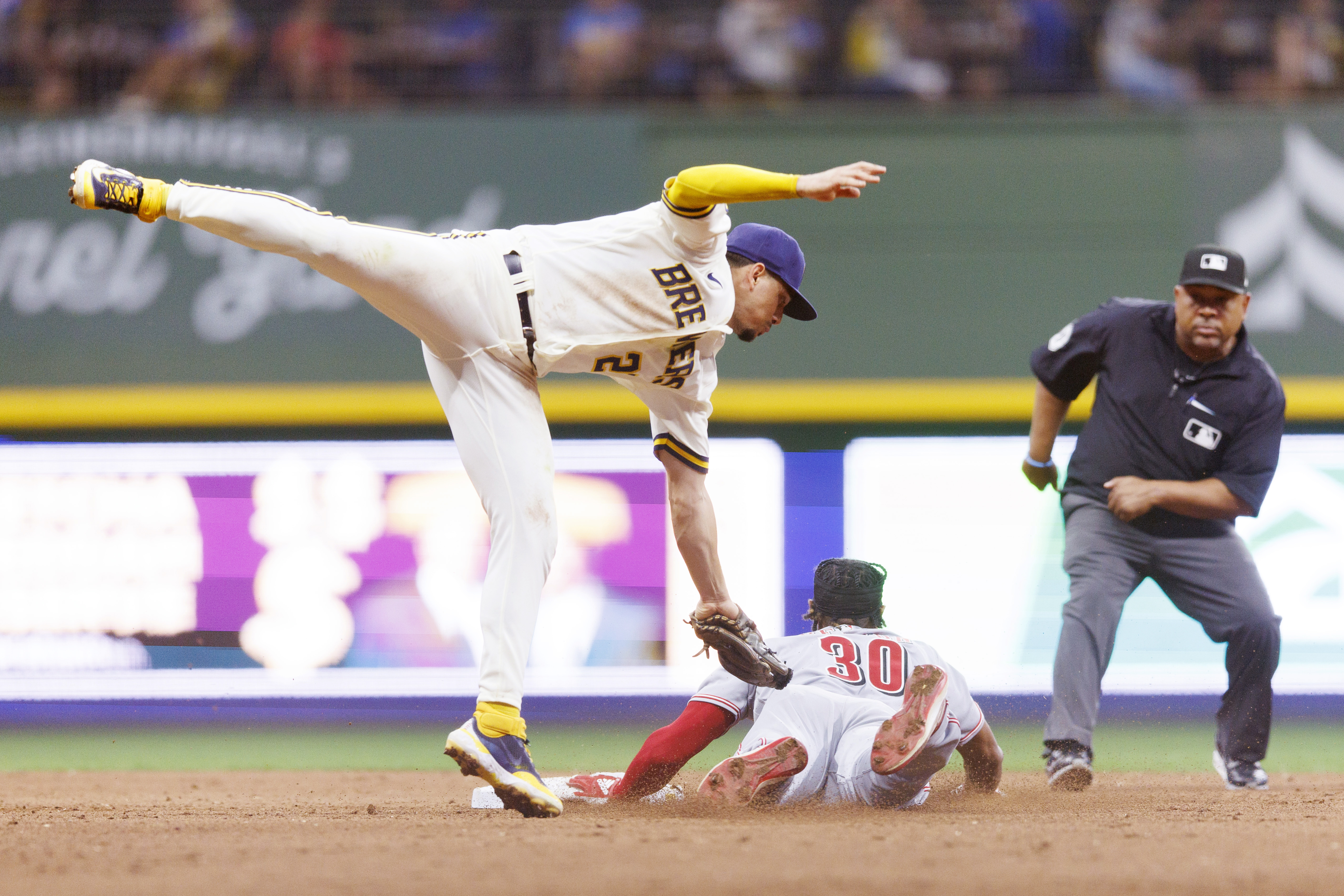 Brewers shut out Reds for 3rd straight game, take sole NL Central lead with  3-0 win - ABC News