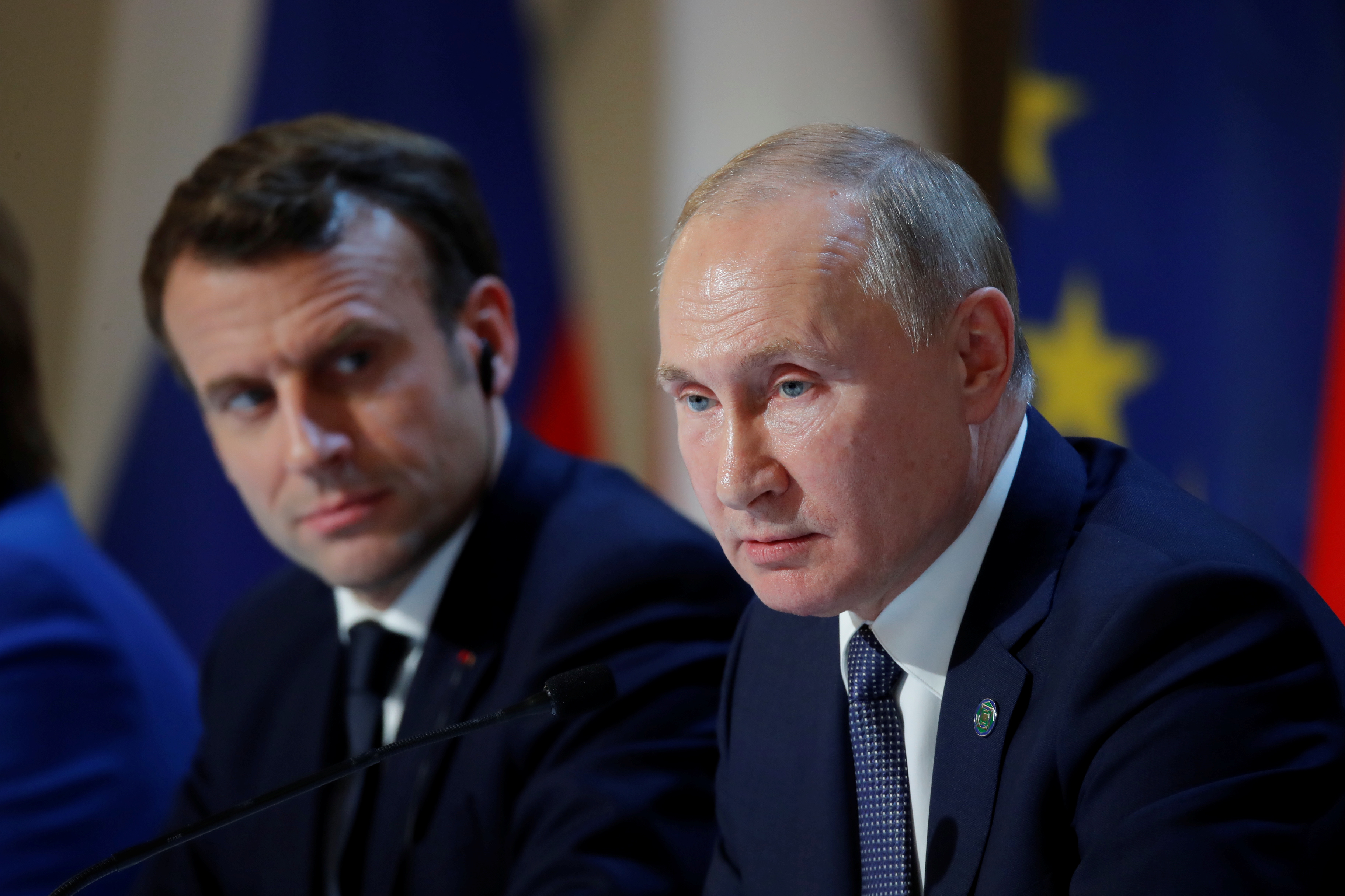 Macron, Putin agree on need to de-escalate migration crisis in Belarus -Elysee | Reuters