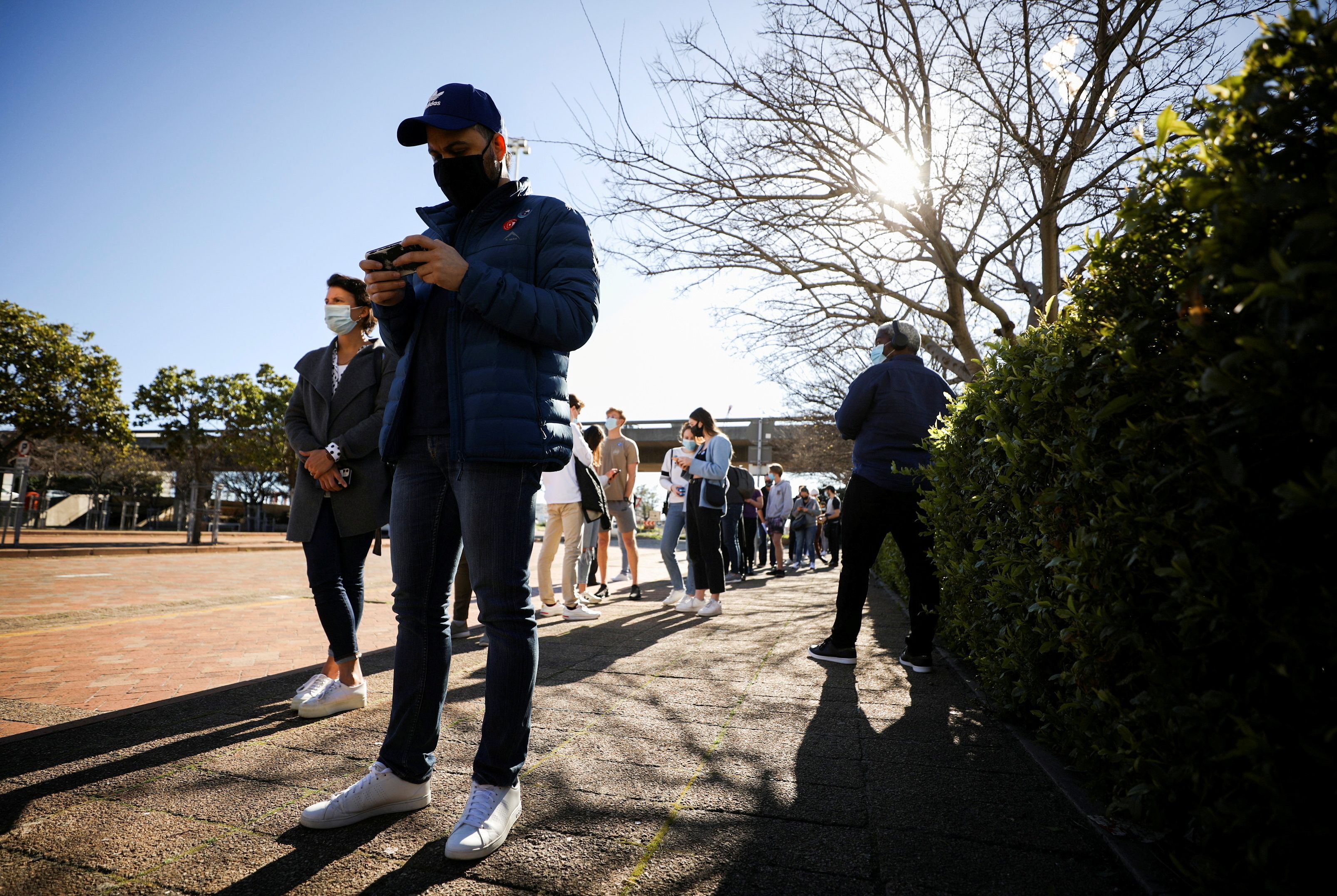  People queue outside a coronavirus disease (COVID-19) vaccination centre as the country opens vaccinations for everyone 18 years old and above in Cape Town, South Africa, August 20, 2021.  REUTERS/Mike Hutchings/File Photo