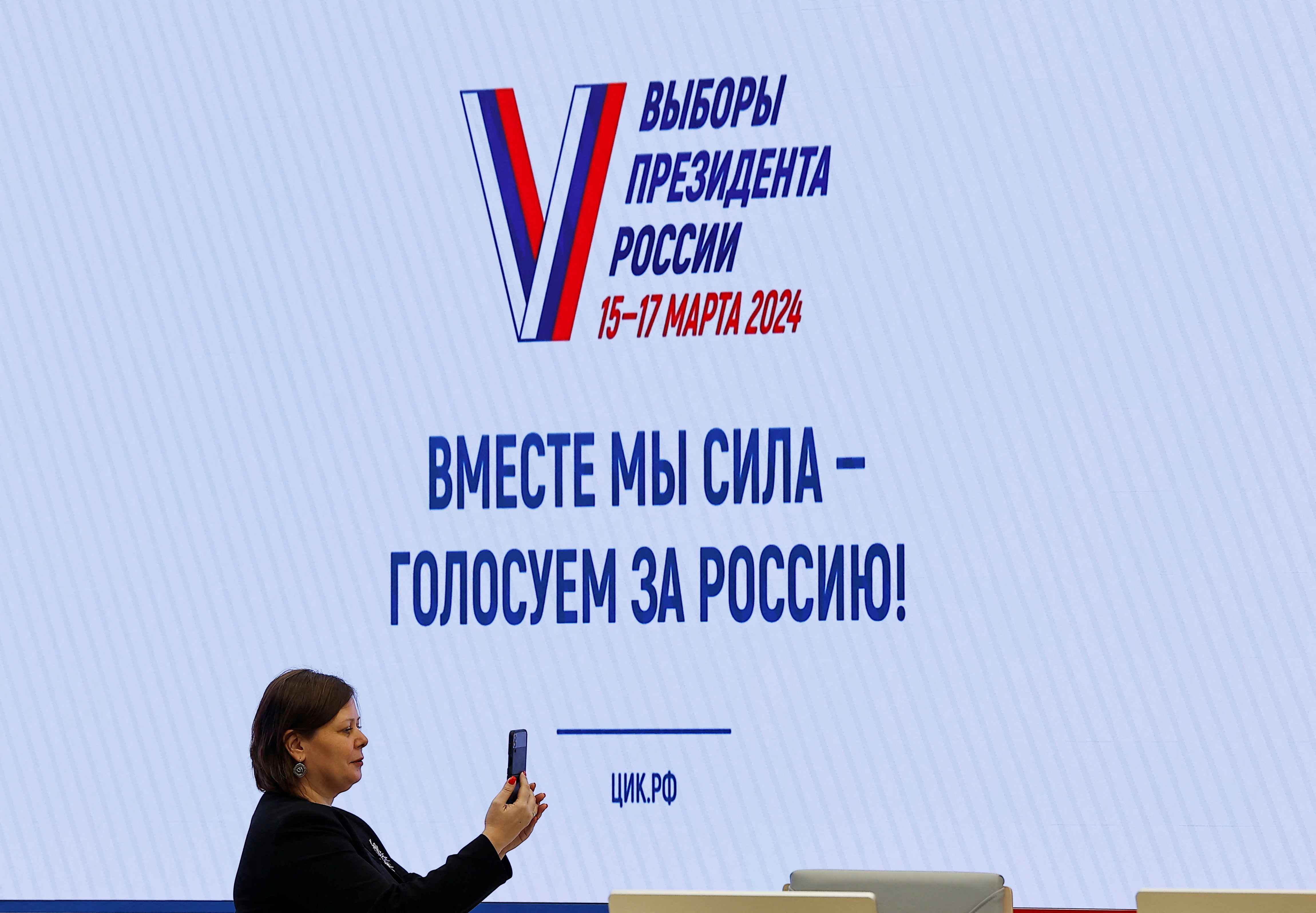 ロシア大統領選初日、投票所で放火未遂など相次ぐ サイバー攻撃も