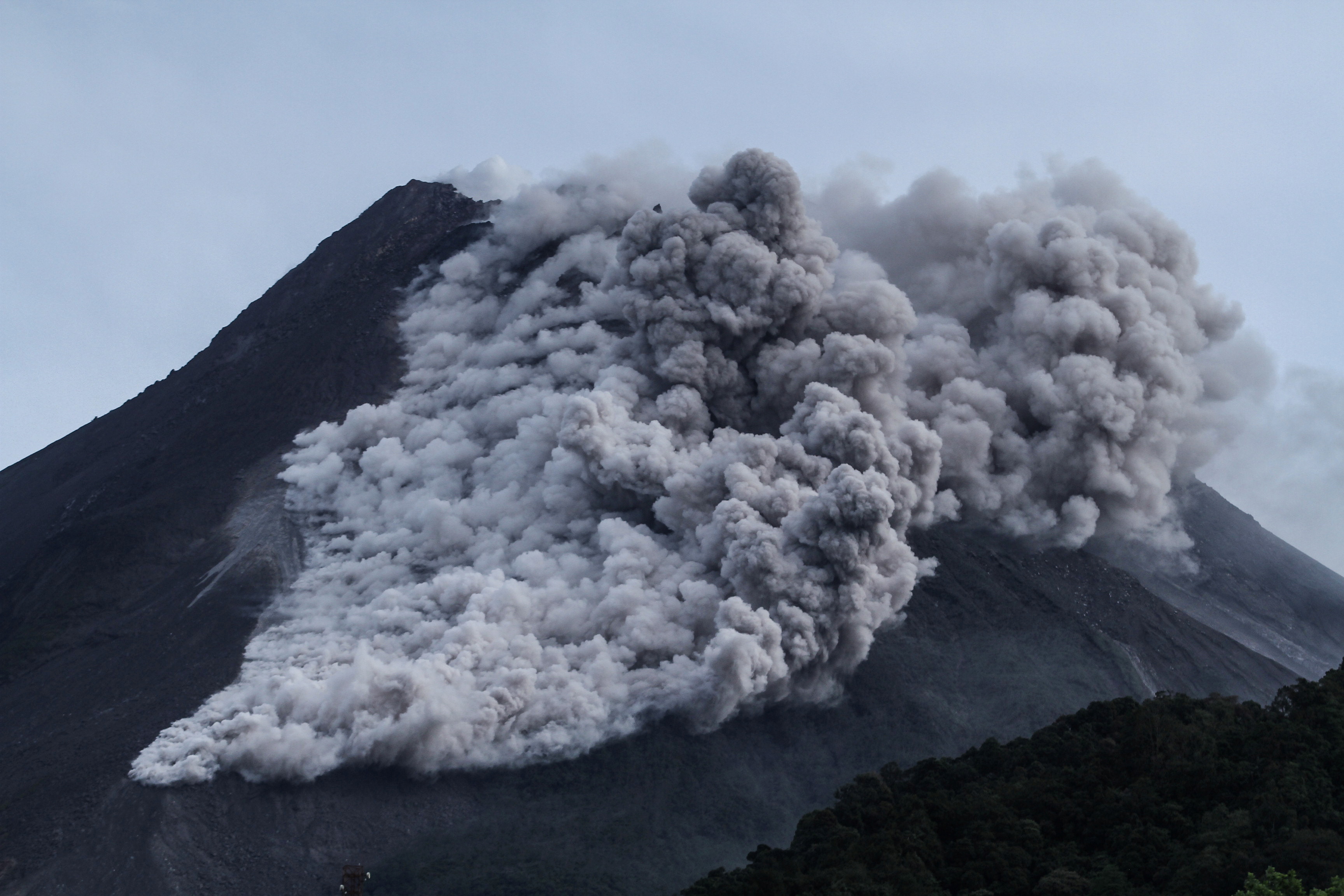 Тревога вулкан. Вулкан Мерапи. Вулкан Мерапи Индонезия. Извержение вулкана Мерапи 2006. Вулкан Мерапи извержение.