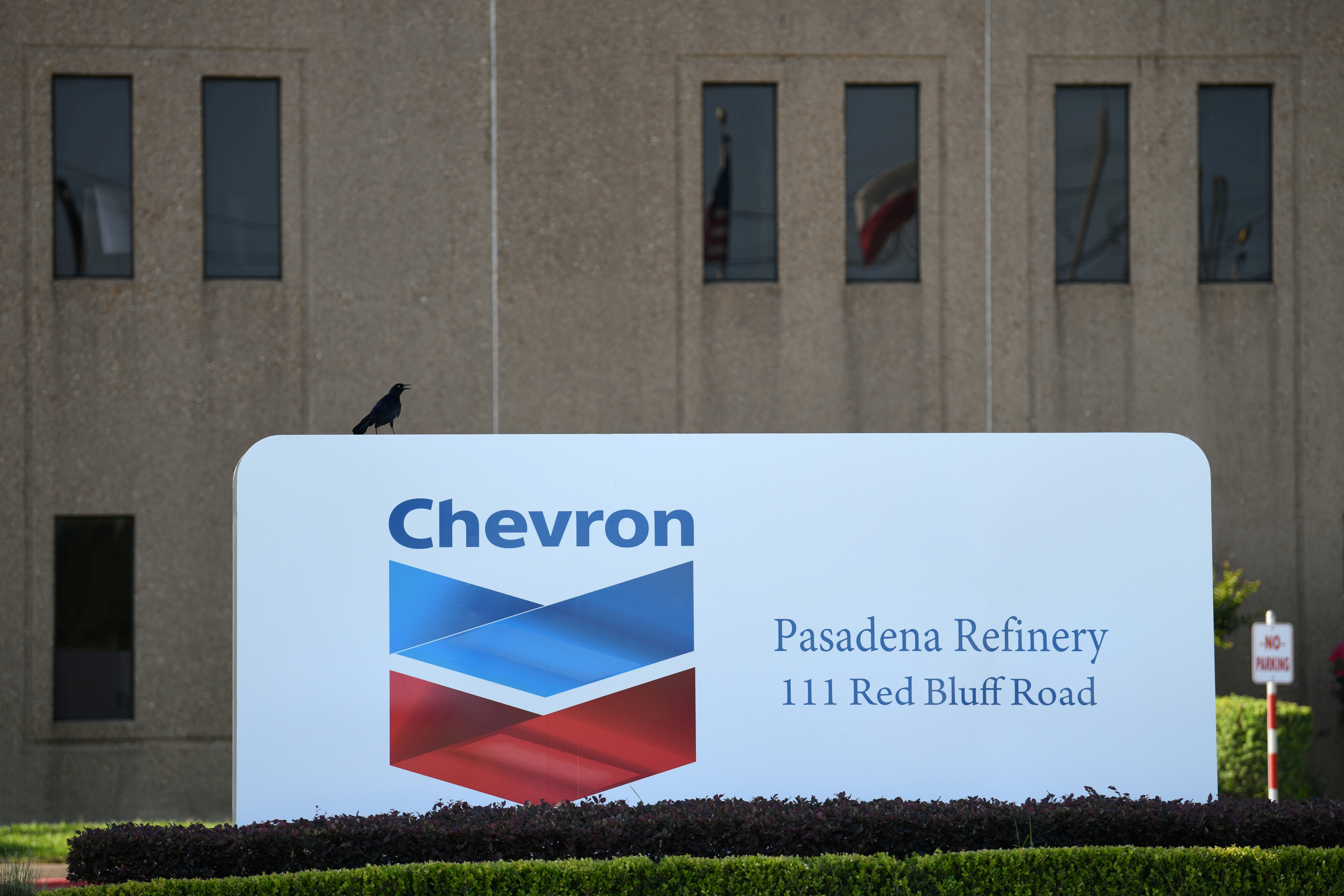 Chevron. Chevron штаб квартира. Chevron Noble Energy. Шеврон Ройтерс.