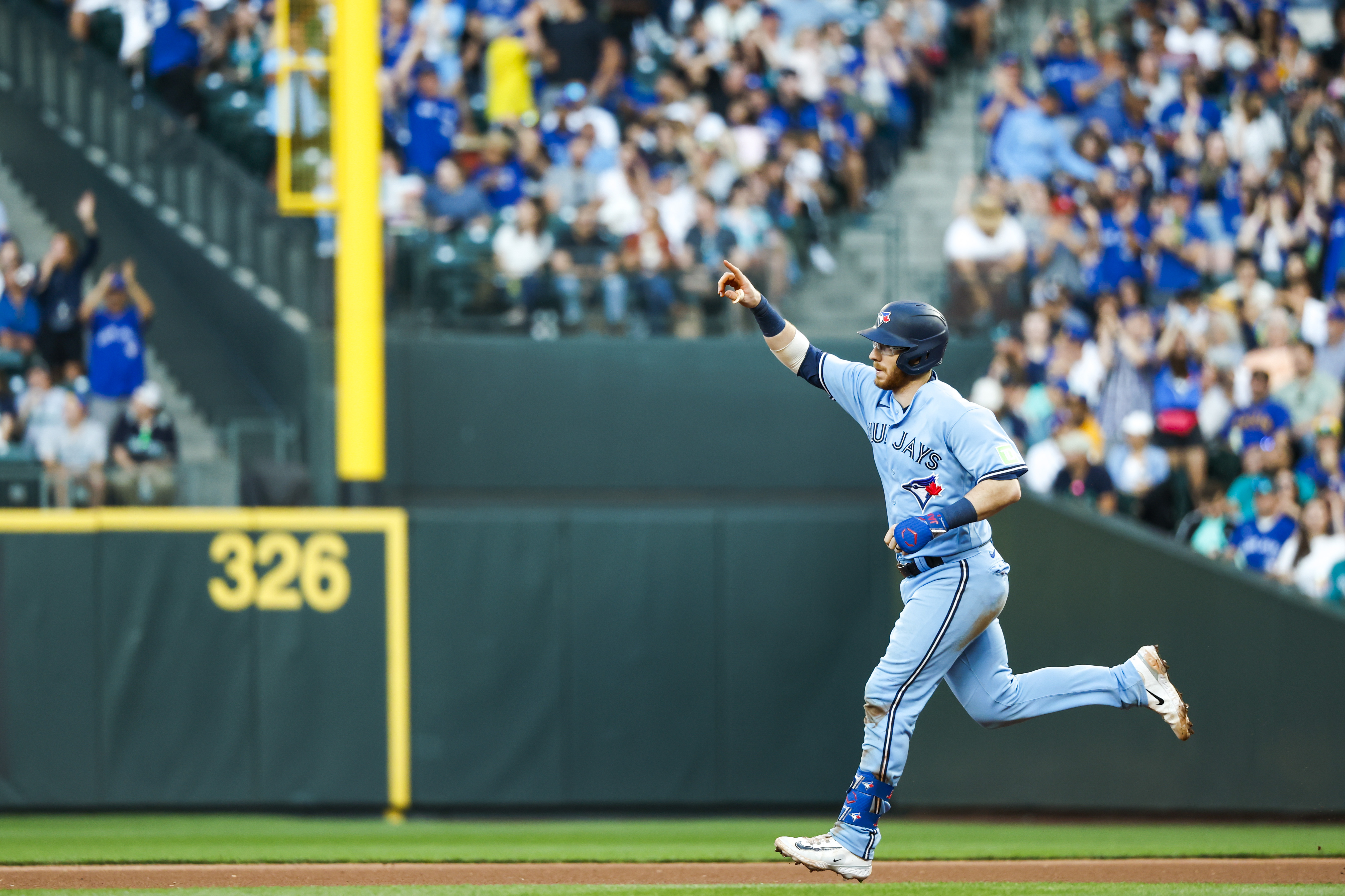 Teoscar Hernandez's game-winner against former team gives Mariners 3-2 win  over Blue Jays