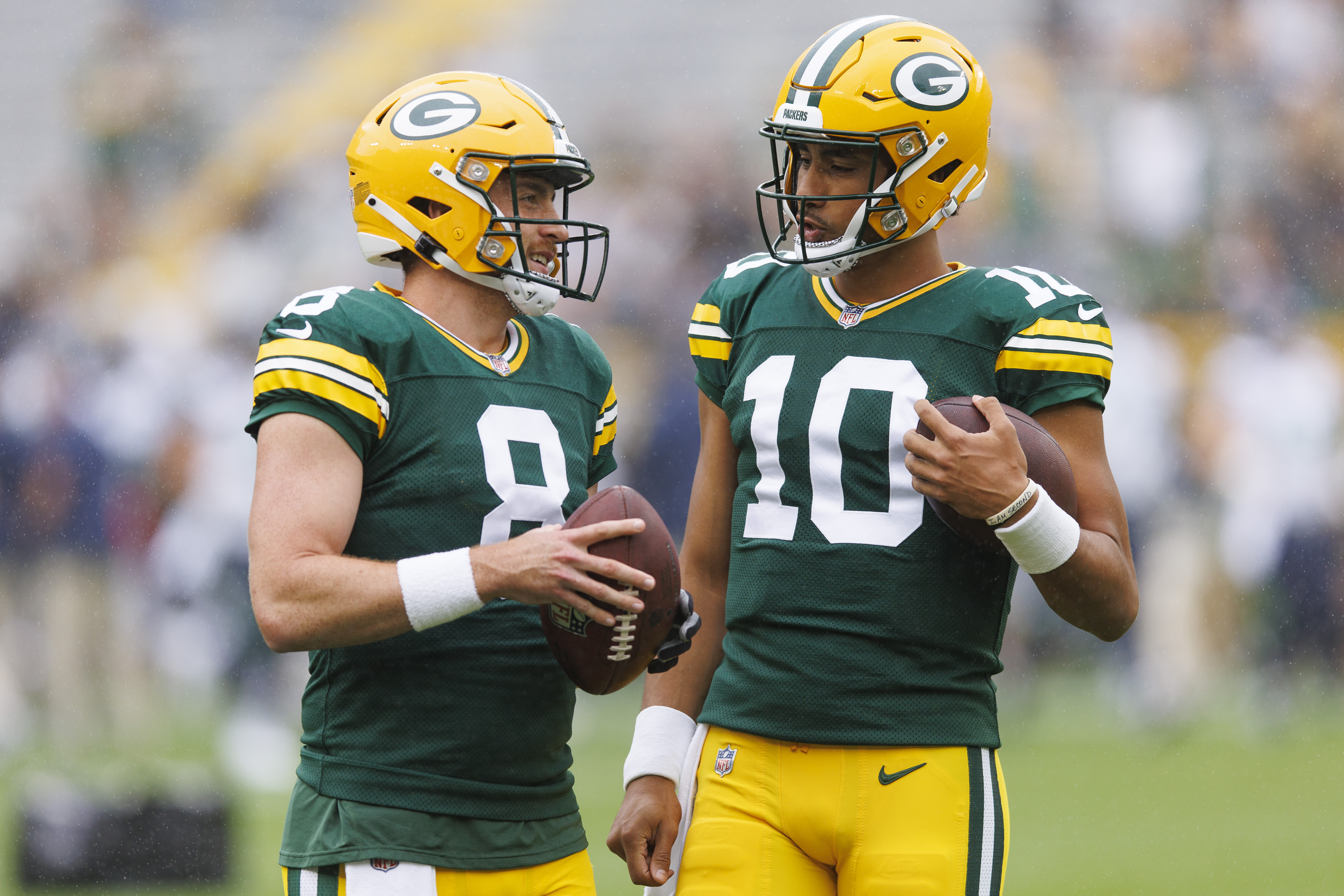 Packers score late, hang on to defeat Seahawks