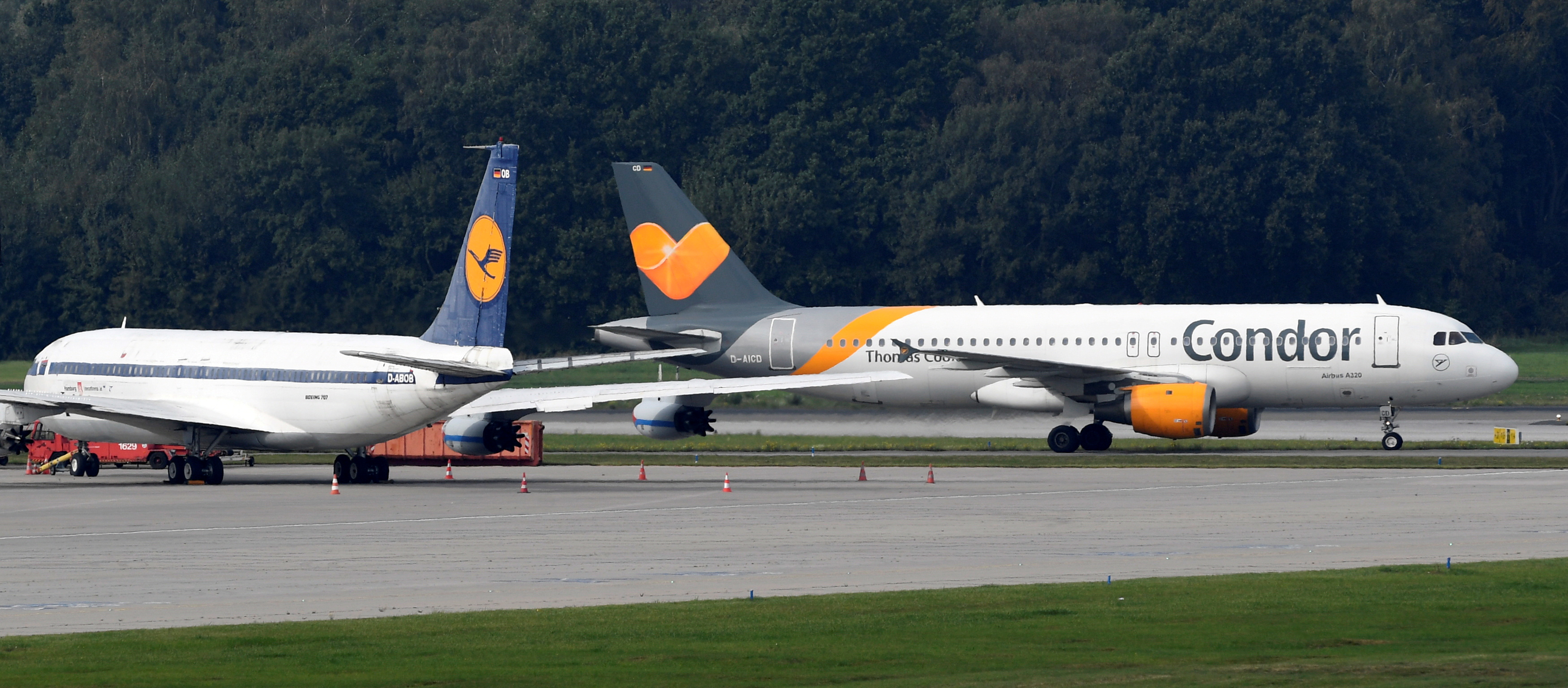 An Airbus A320 of Condor Airlines passes a Lufthansa plane as it lands at the airport in Hamburg, Germany September 24, 2019. REUTERS/Fabian Bimmer/File Photo
