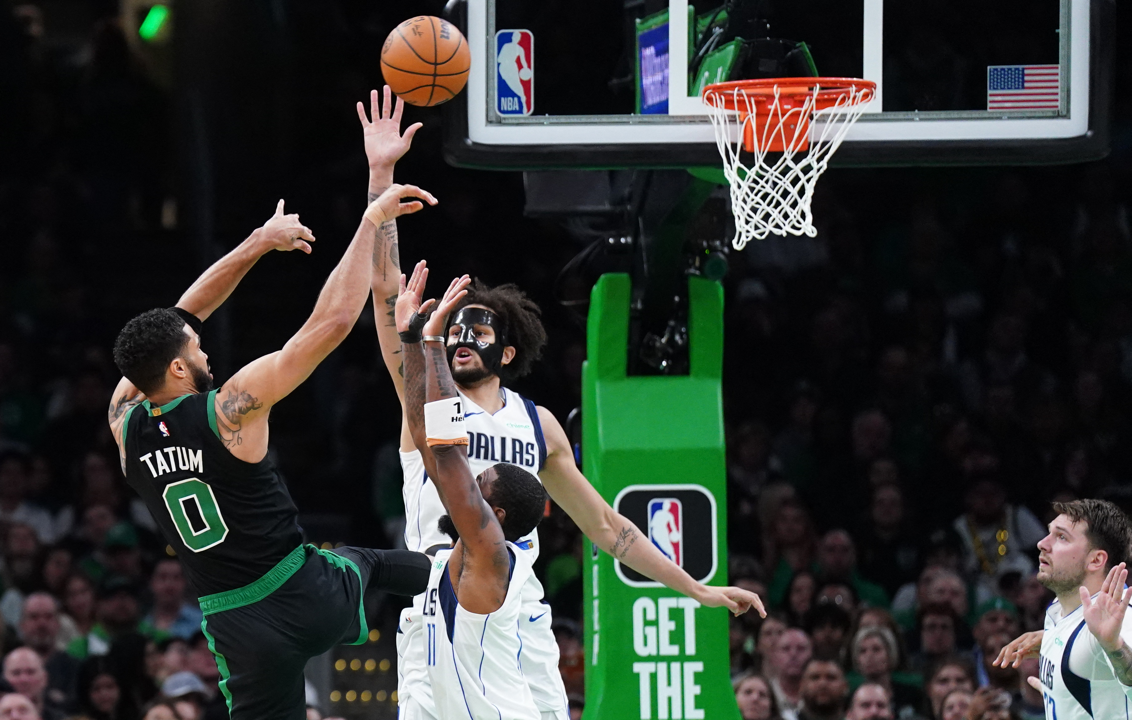 Celtics Bury Mavs With 3-point Barrage, Win 10th Straight | Reuters