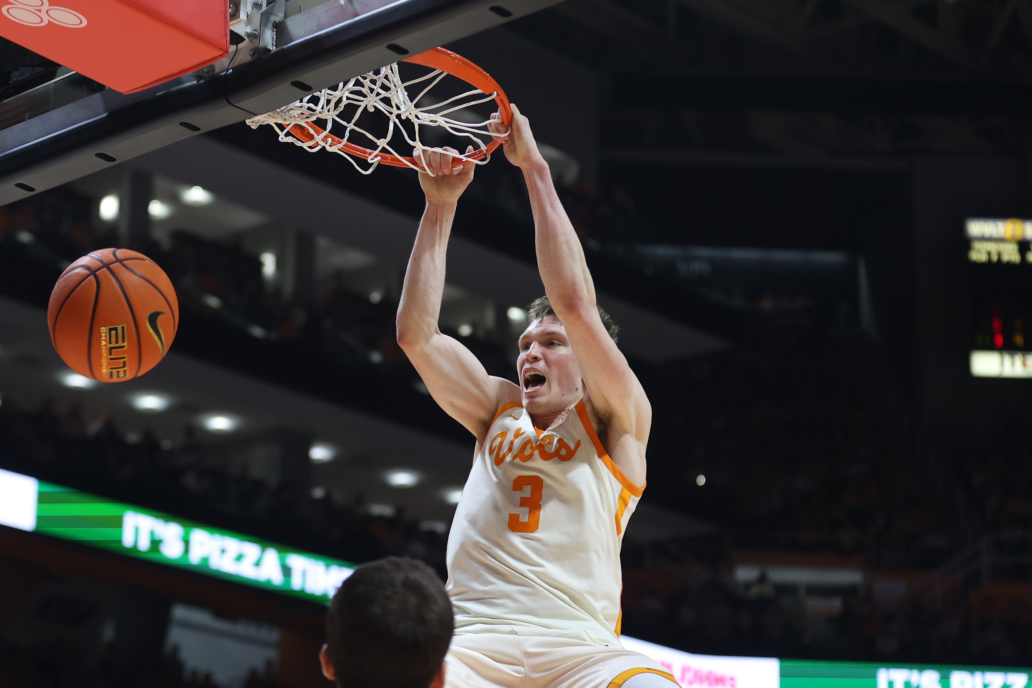 Dalton Knecht, No. 4 Tennessee hold off No. 11 Auburn | Reuters