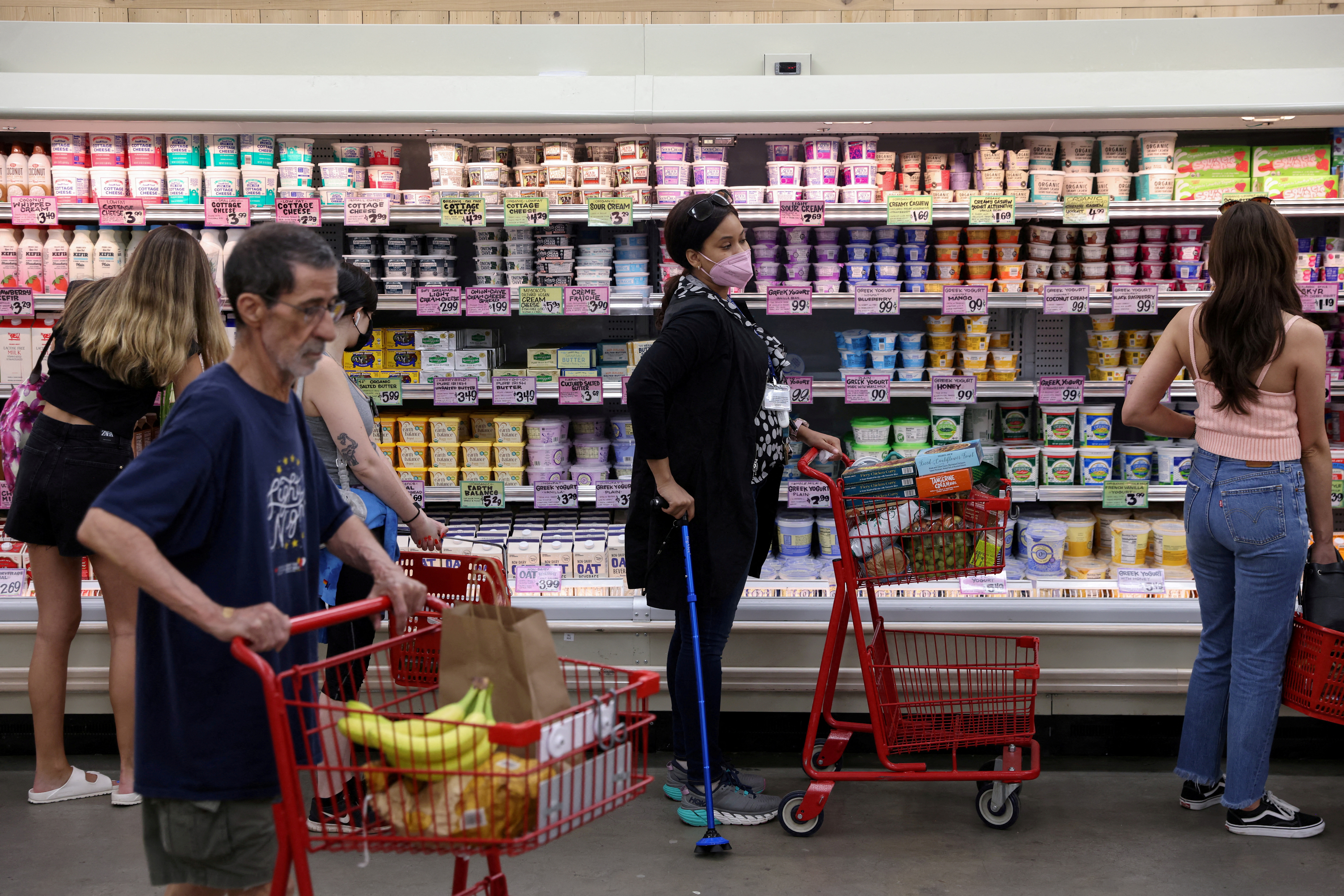 المتسوقون في سوبر ماركت حيث أثر التضخم على أسعار المستهلكين في مانهاتن ، مدينة نيويورك