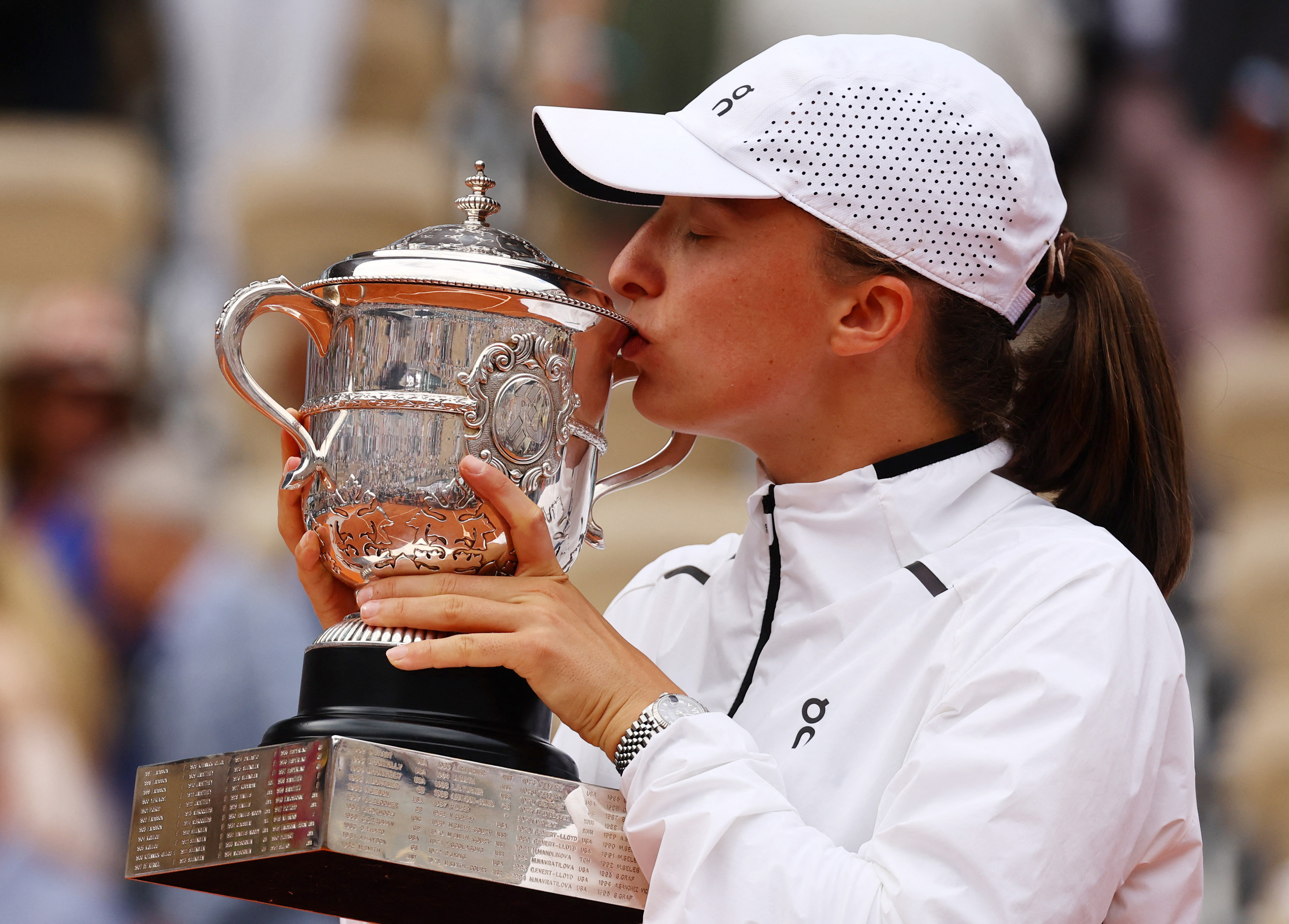 French Open: Iga Swiatek wins title, but drops trophy lid at Roland Garros