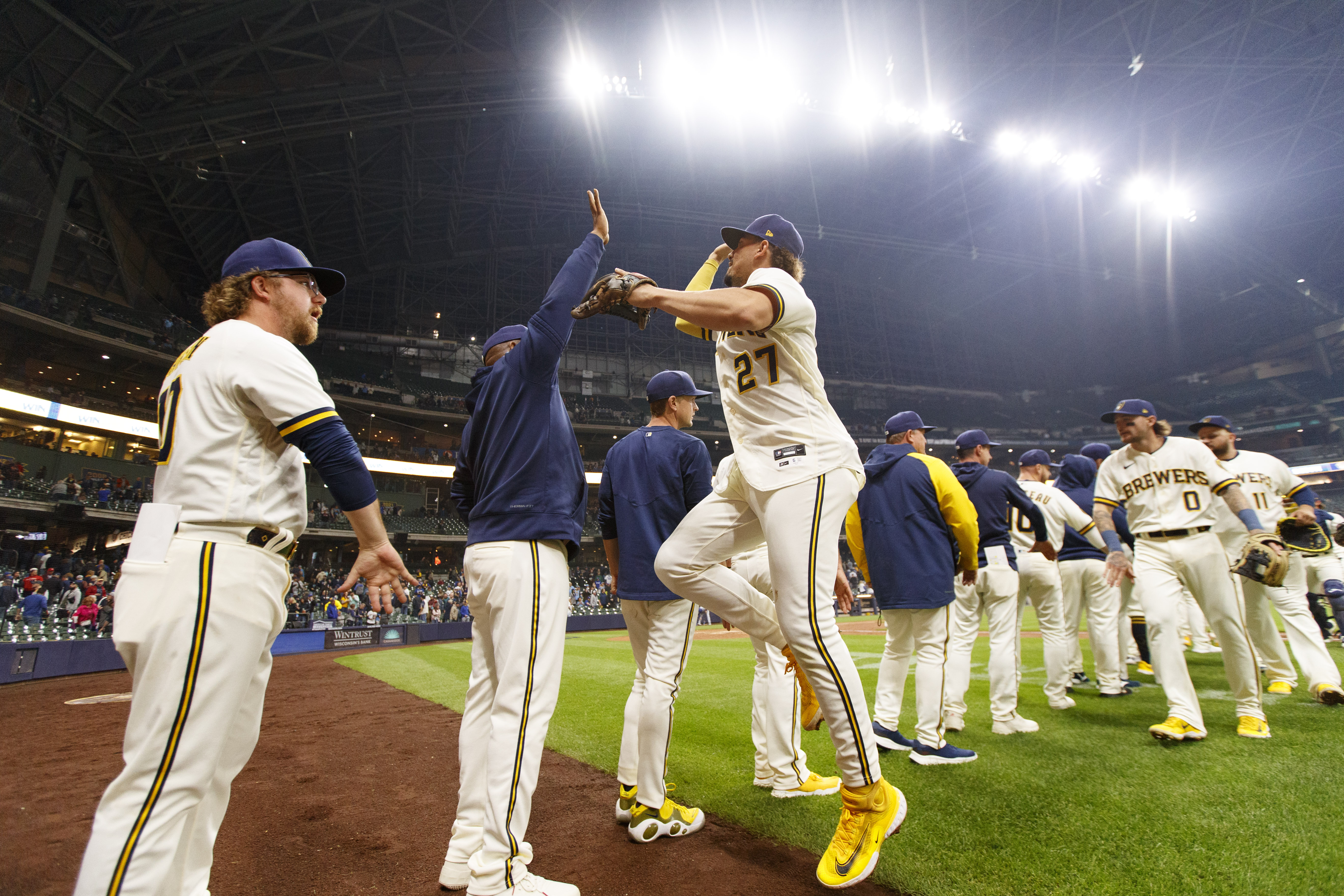 Brewers cool off red-hot Dodgers to open series