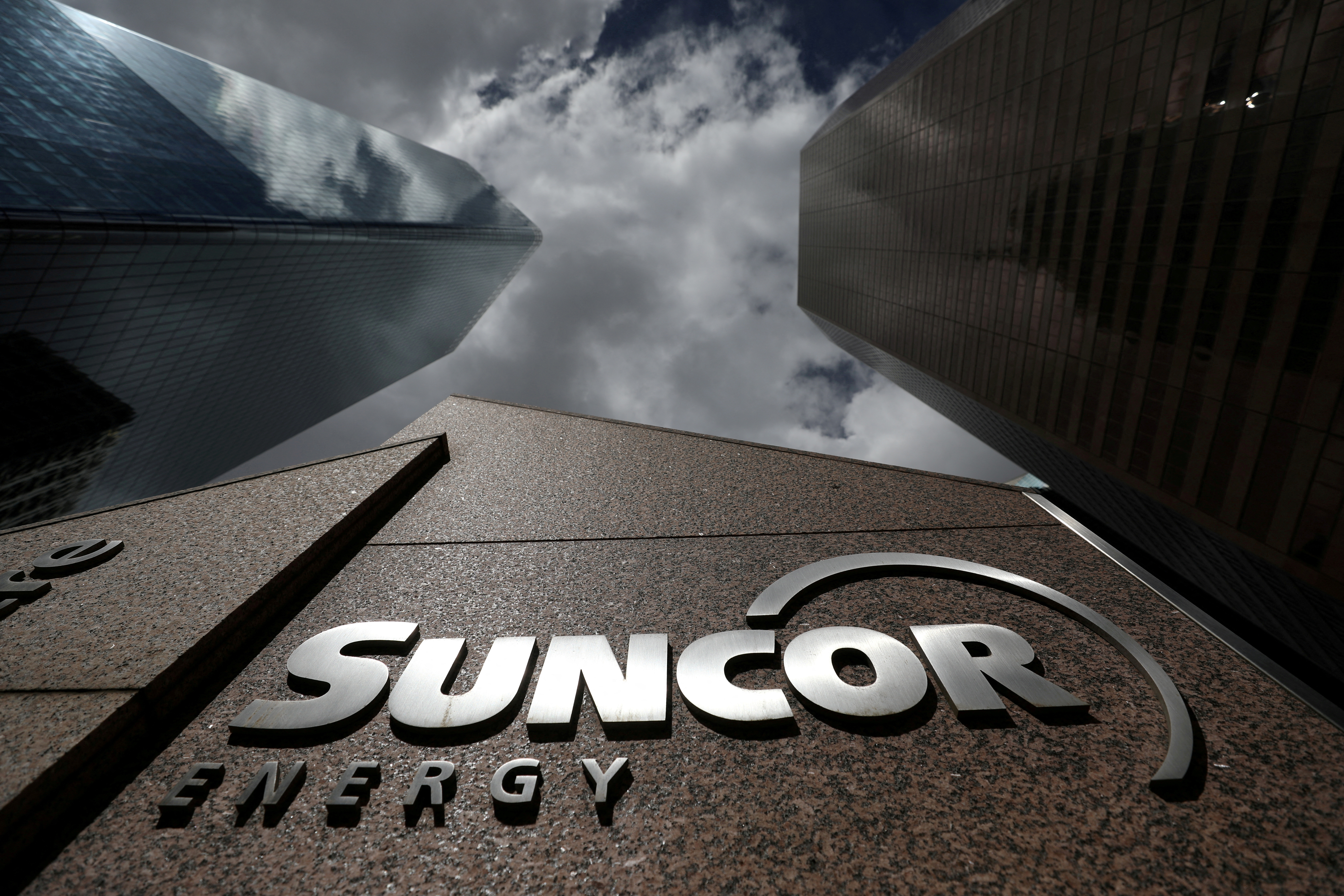 Gli utili trimestrali di Suncor Energy sono stati dimezzati a causa del calo dei prezzi del petrolio e del gas