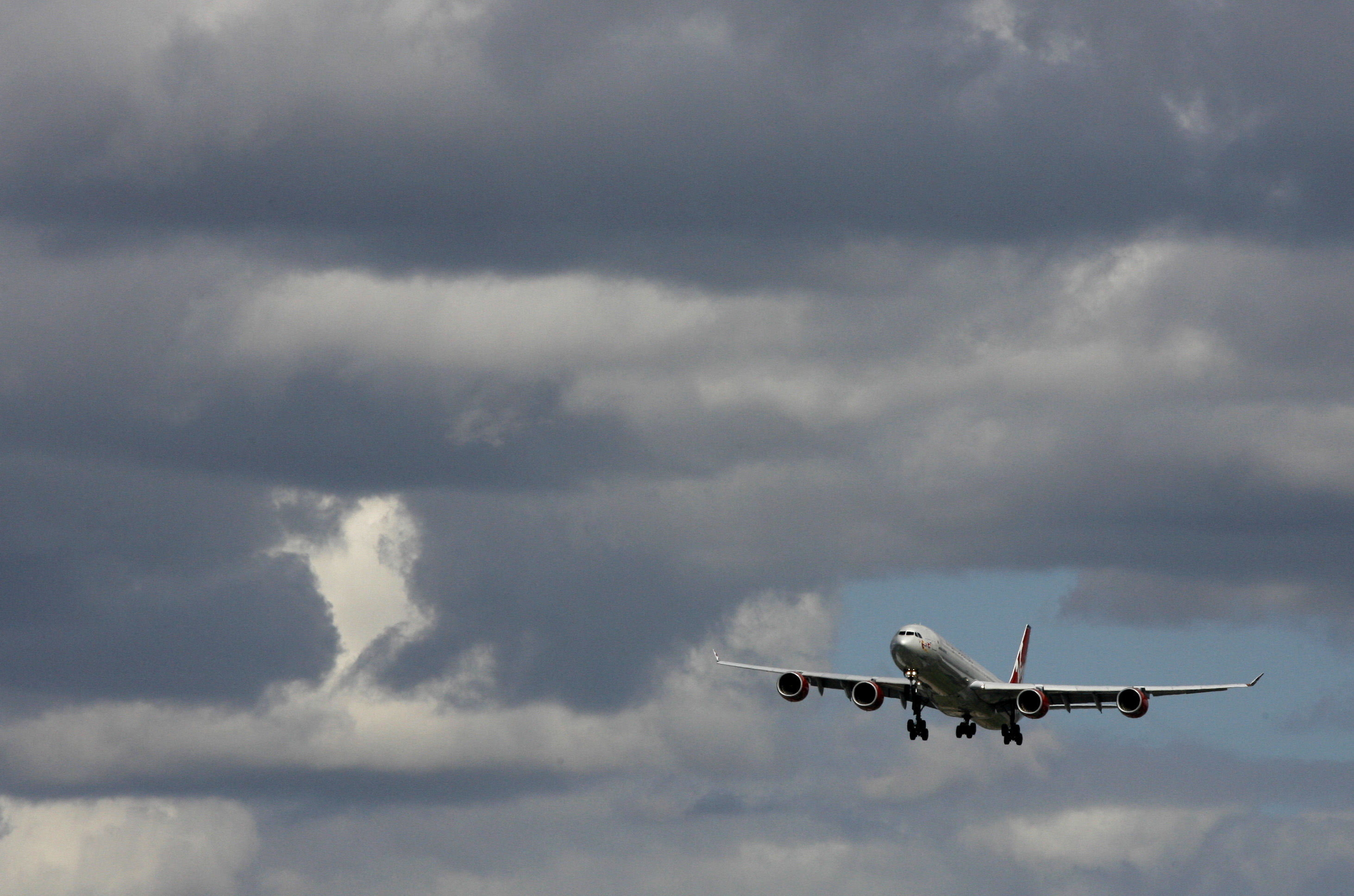 A Virgin Atlantic aircraft comes in to land at Heathrow Airport, in London May 26, 2009. REUTERS/Luke MacGregor