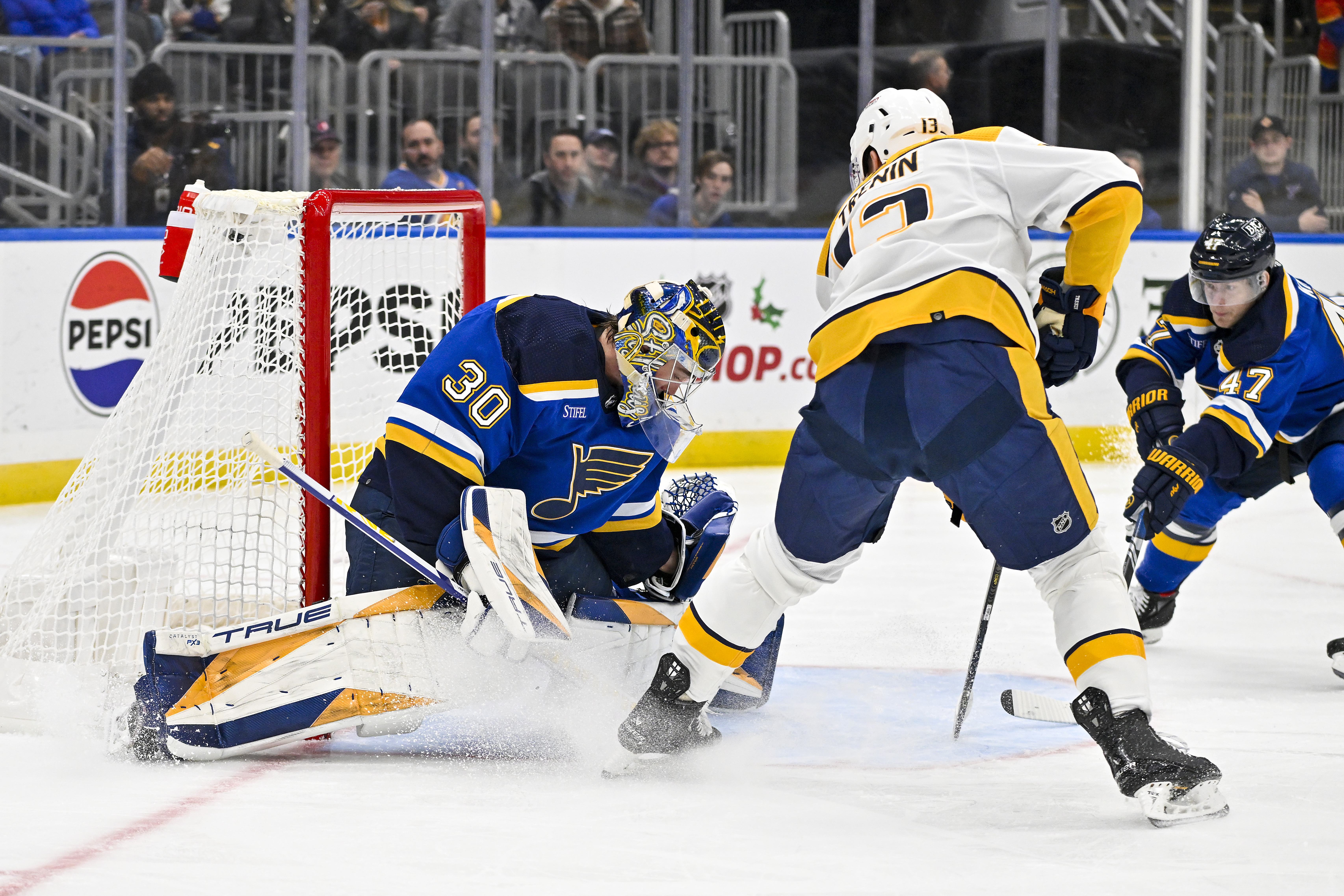 Predators extend win streak with 8-3 rout of Blues
