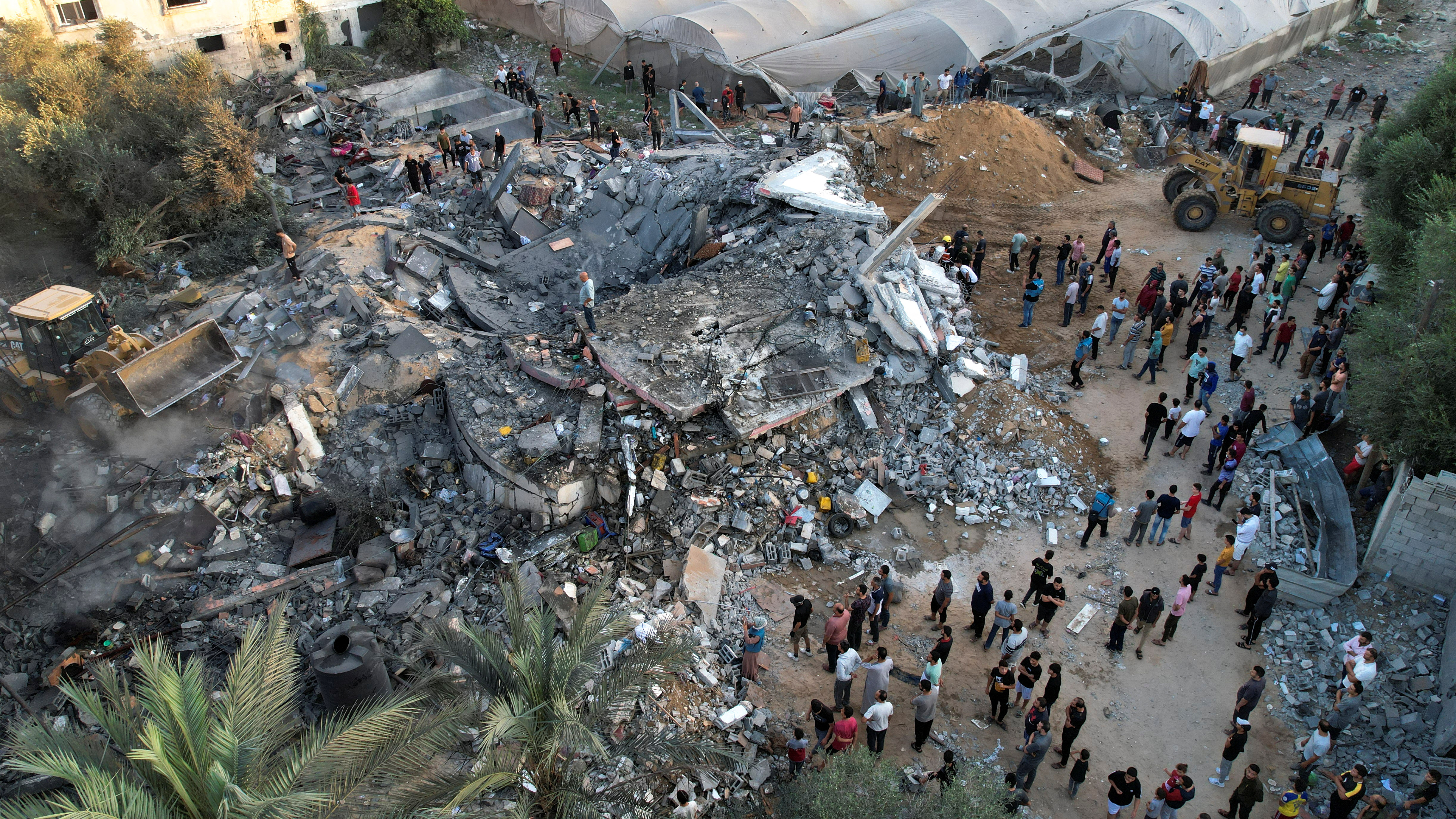 Vista dos restos de uma casa palestina destruída em ataques israelenses no centro da Faixa de Gaza