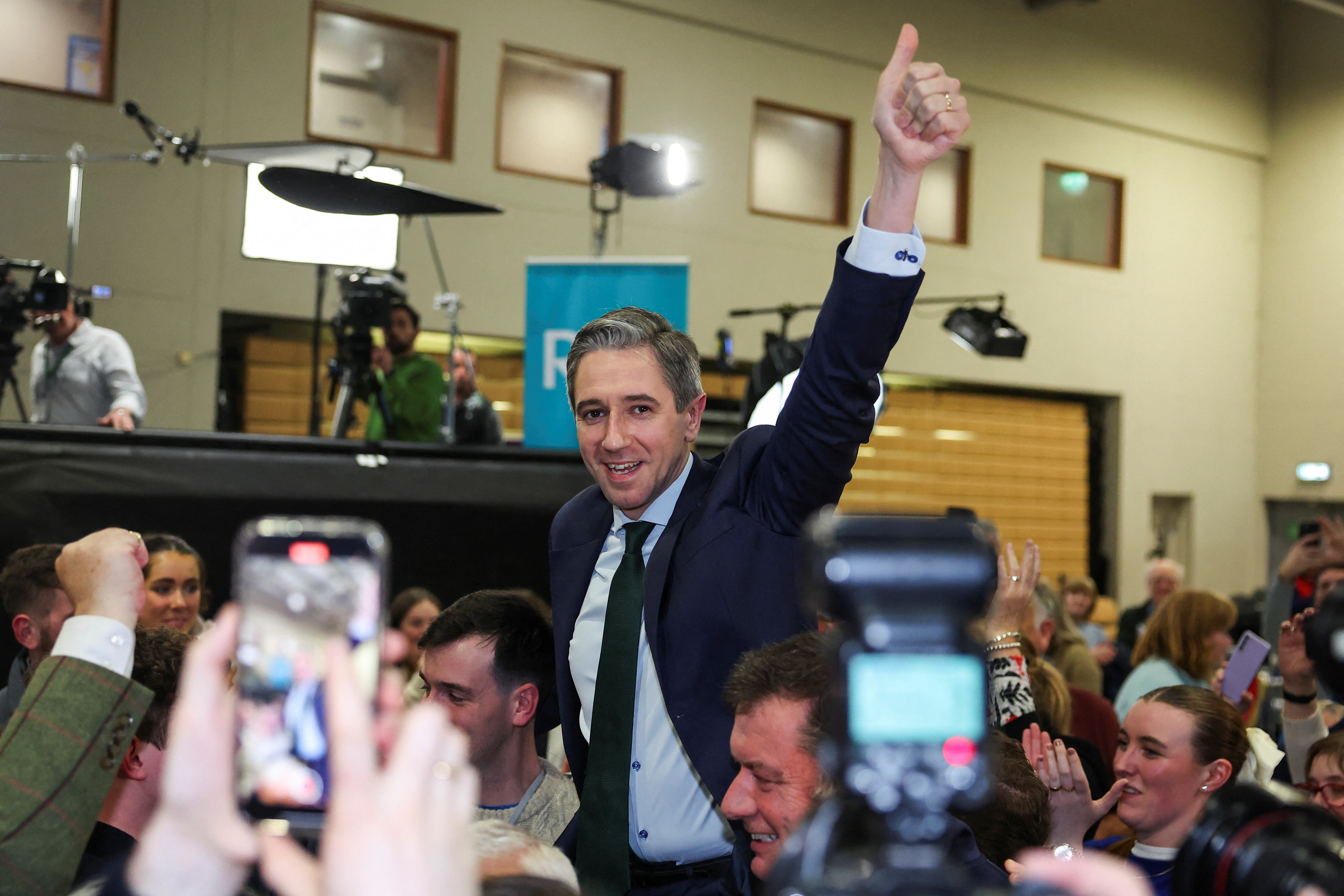 アイルランド中道右派2政党、連立拡大を模索 下院選で過半数割れ
