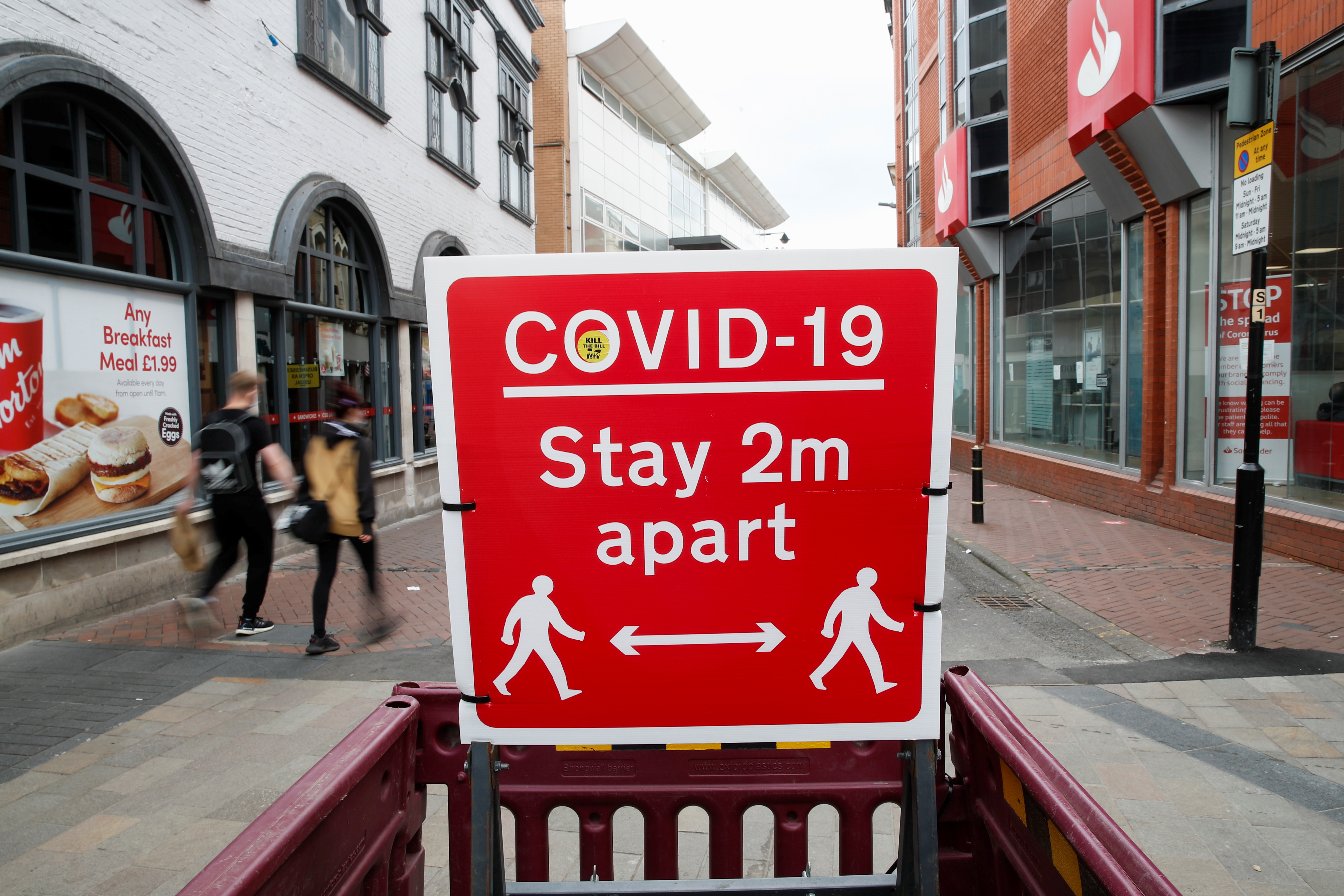Một dấu hiệu xa cách xã hội được nhìn thấy trong bối cảnh sự lây lan của bệnh coronavirus (COVID-19), ở Leicester, Anh, ngày 27 tháng 5 năm 2021. REUTERS / Andrew Boyers