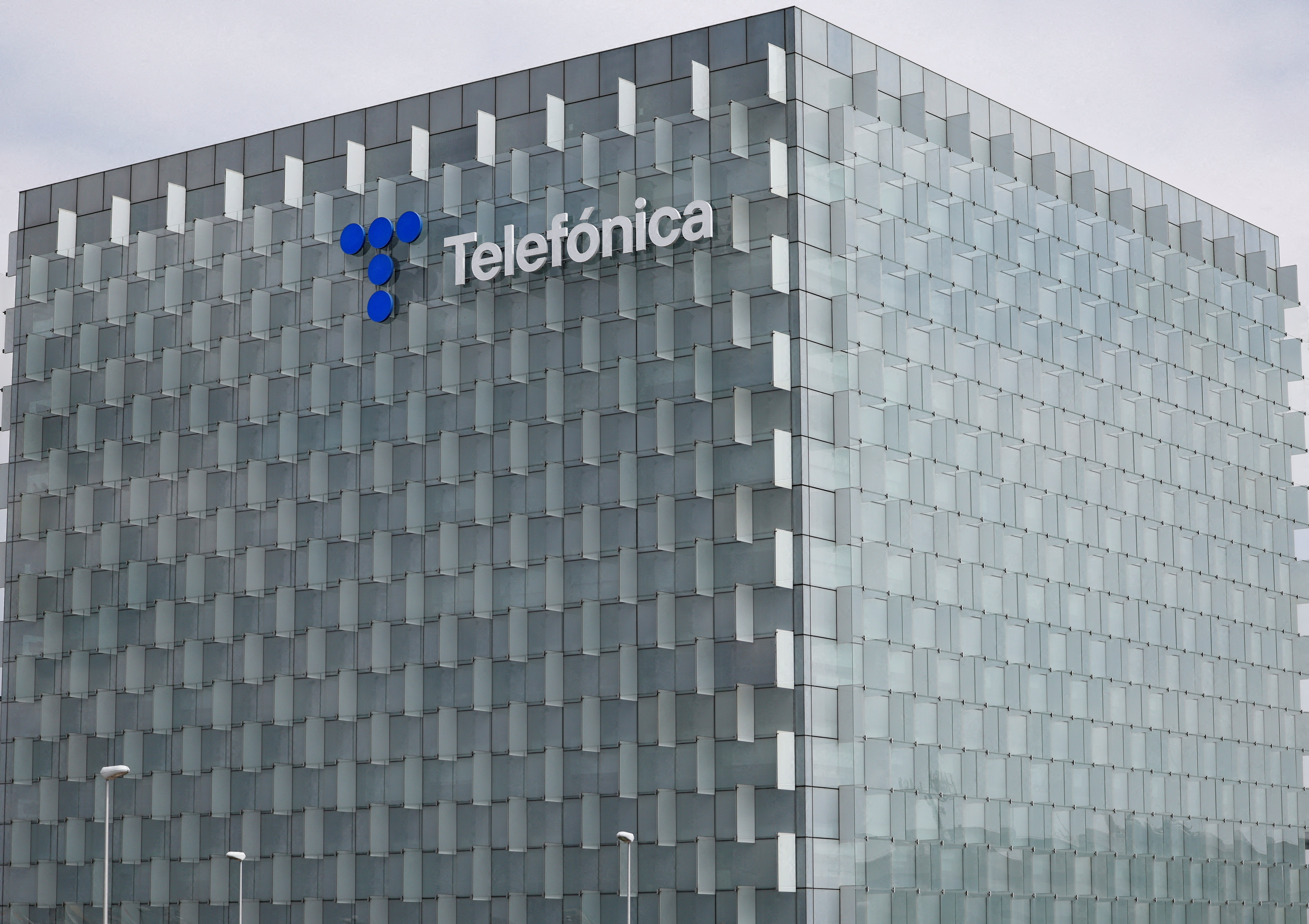 Telefónica busca eliminar 5.100 puestos de trabajo en España de aquí a 2026, afirmó el sindicato.