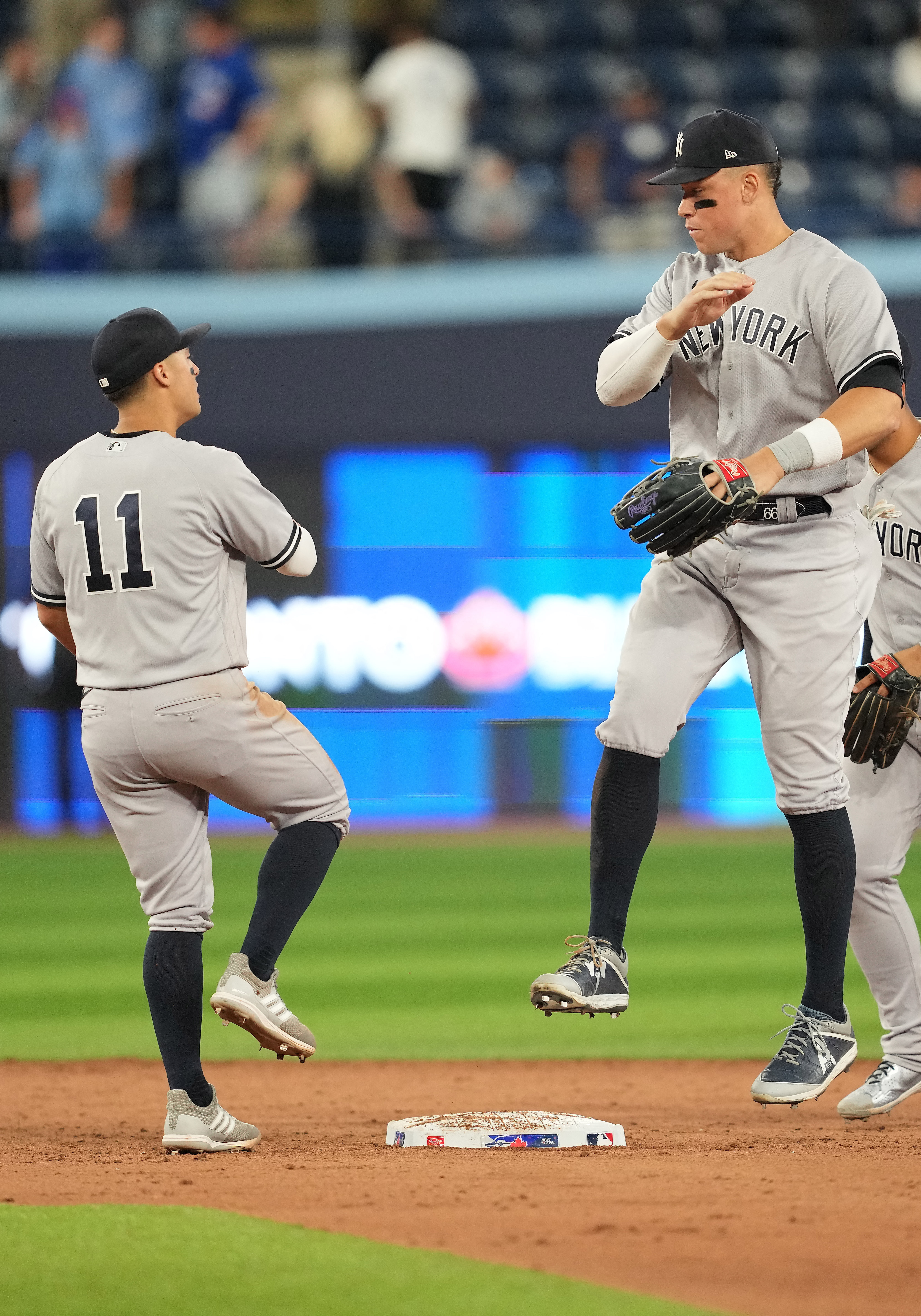 Aaron Judge's two homers carry Yankees past Jays