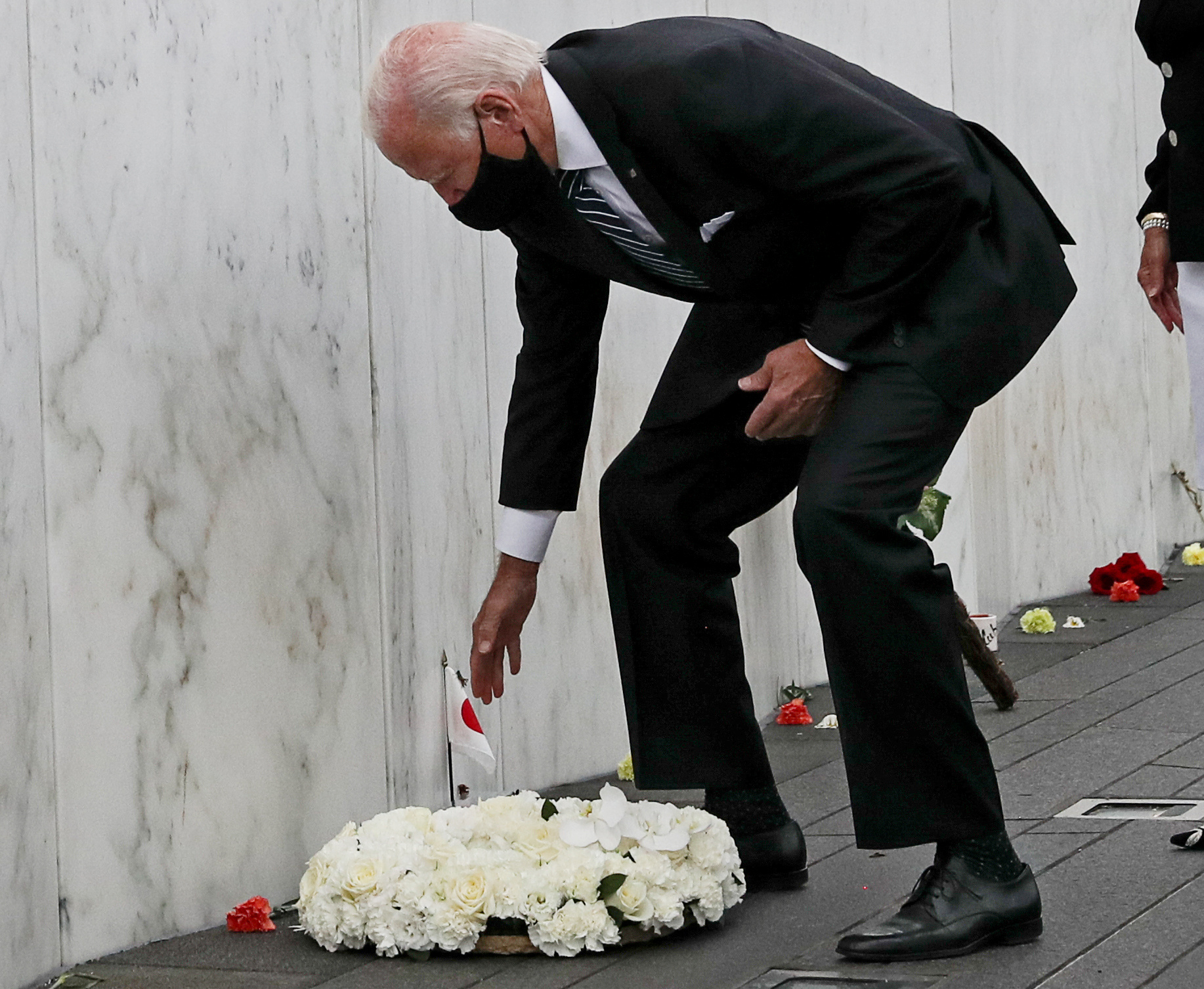 Democratic U.S. presidential nominee and former Vice President Joe Biden lays a wreath during a visit to the Flight 93 National Memorial to those killed when hijacked Flight 93 crashed into an open field on September 11, 2001, in Stoystown, Pennsylvania, September 11, 2020. REUTERS/Leah Millis