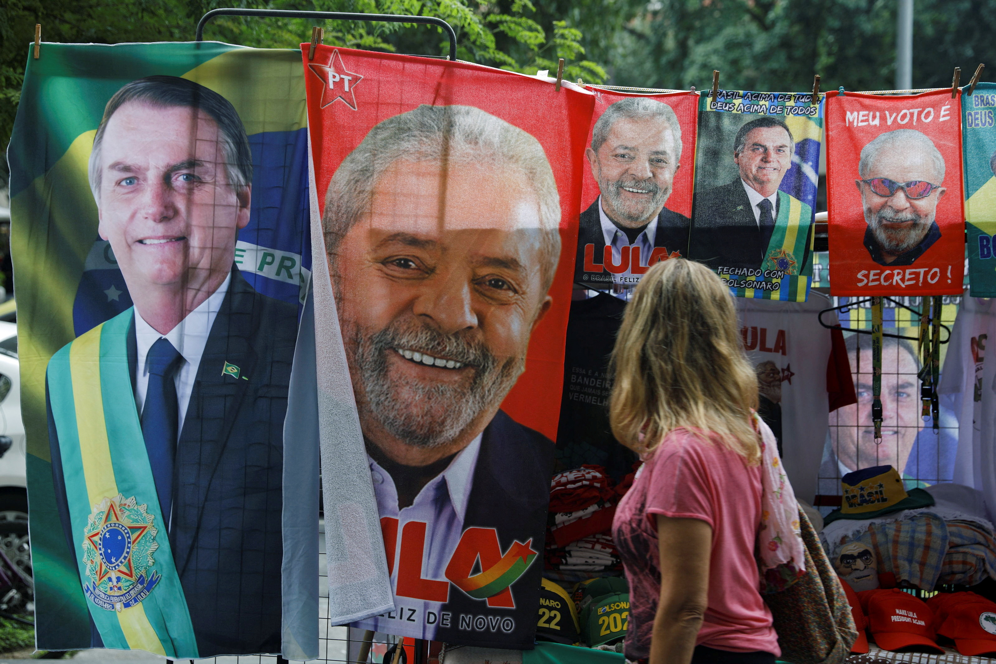 Supporters of the new president of Brazil Lula kiss in front of the  'Partido dos Trabalhadores' (Worker's Party) banner. Thousands of people  gathered in the center of Brasilia on the 1st of