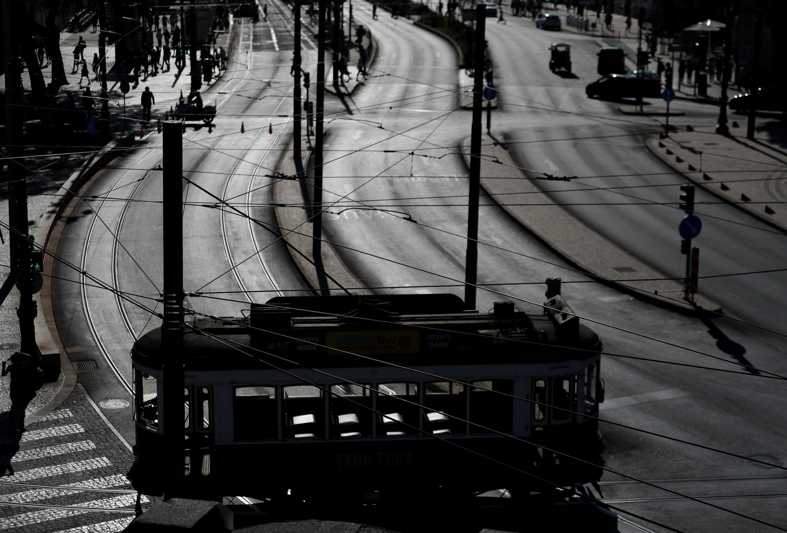 Um eléctrico chega à estação do Cais do Sotre, no centro de Lisboa