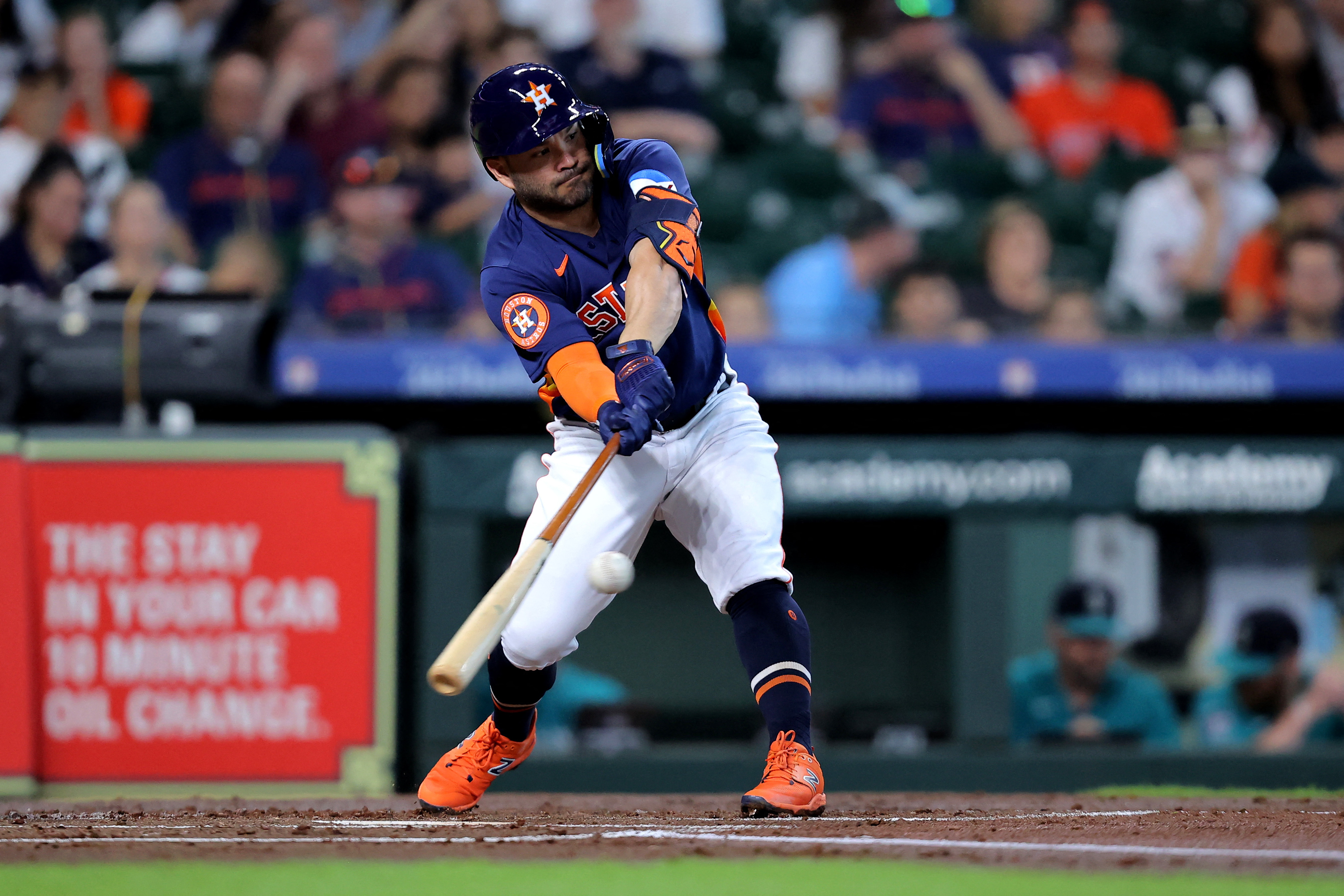 Suárez homers, Seattle Mariners hold off Astros to complete sweep