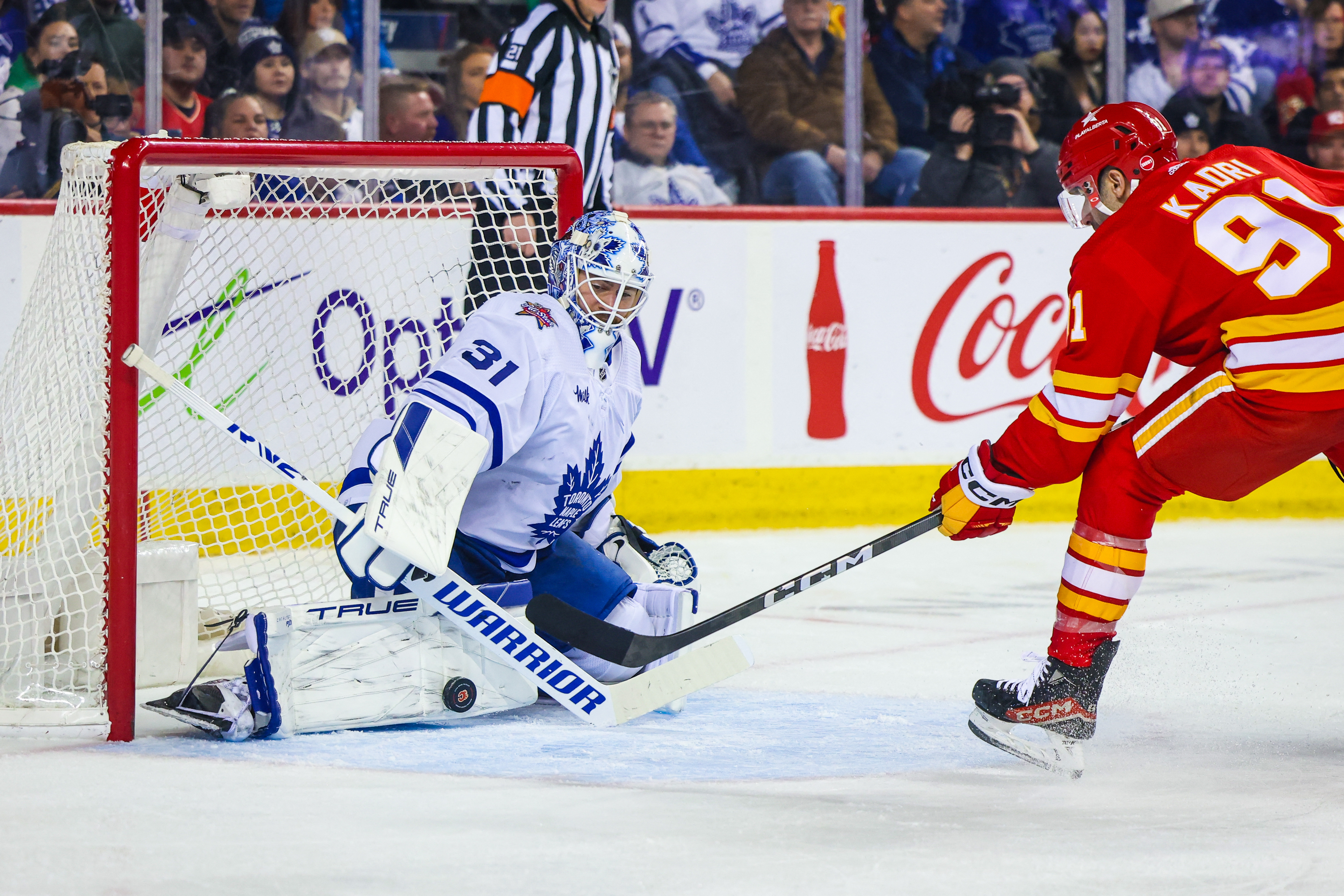 Auston Matthews scores hat trick as Maple Leafs top Flames 4-3